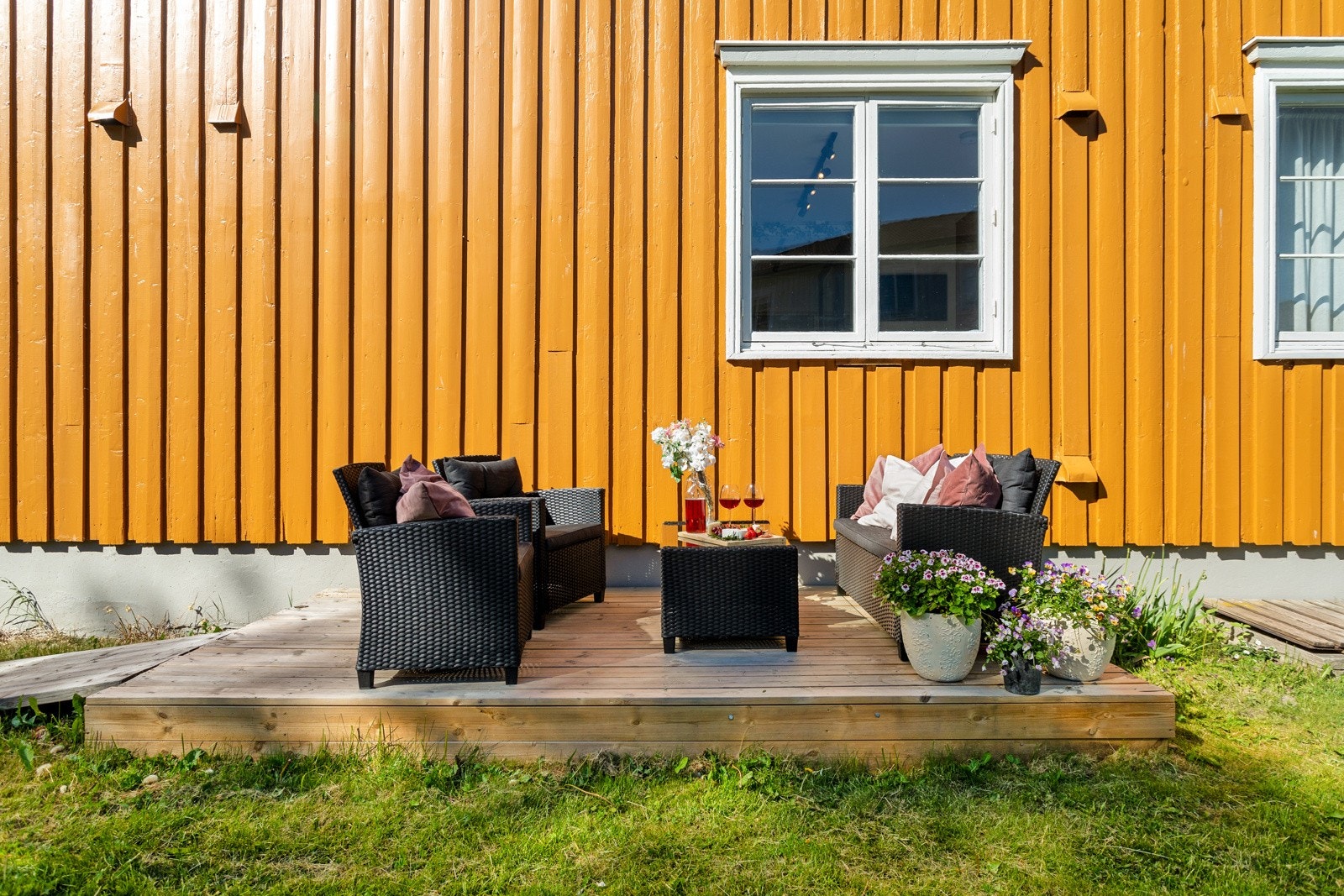 Leiligheten har en flott markterrasse på baksiden av bygget. Galleribilde