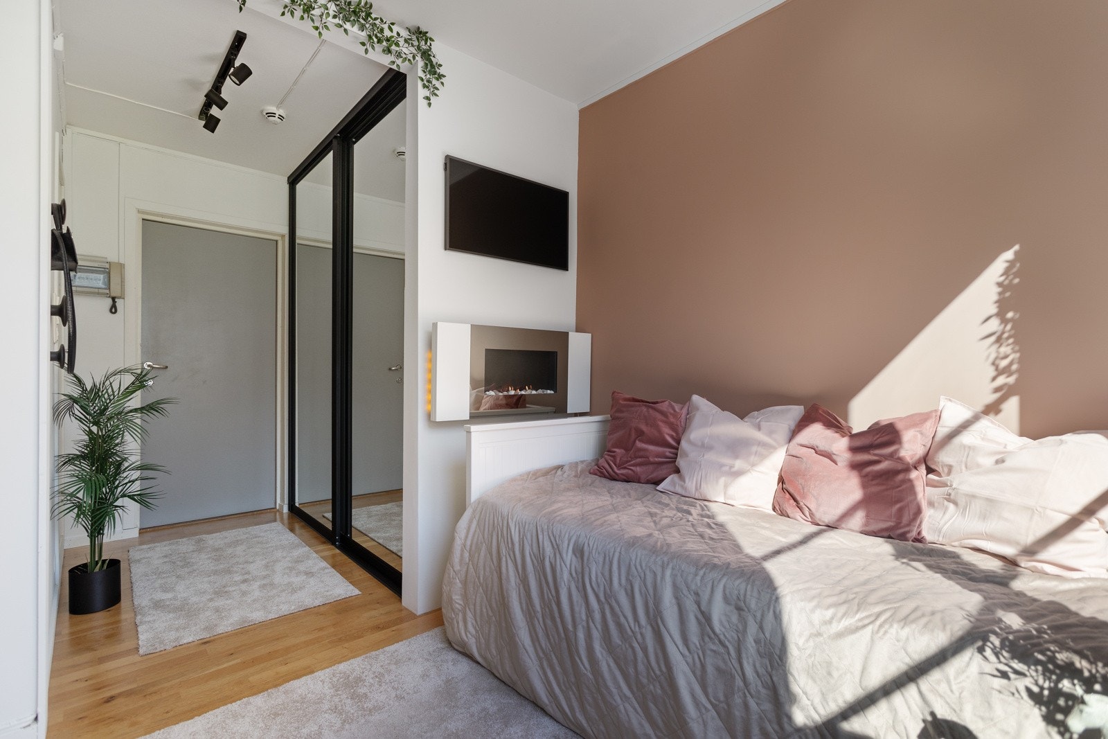 Leiligheten er malt i moderne og behagelige farger som gjør det enkelt å sette sitt eget preg på interiøret. Galleribilde