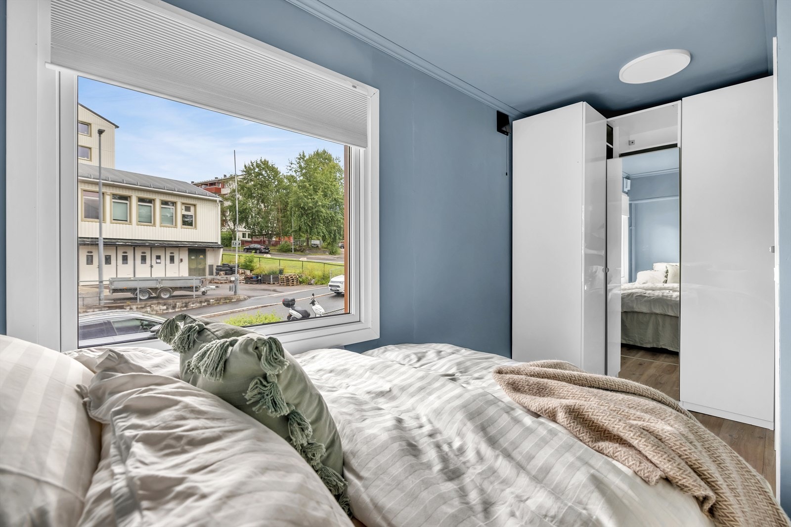 Det medfølger garderobeskap. Galleribilde