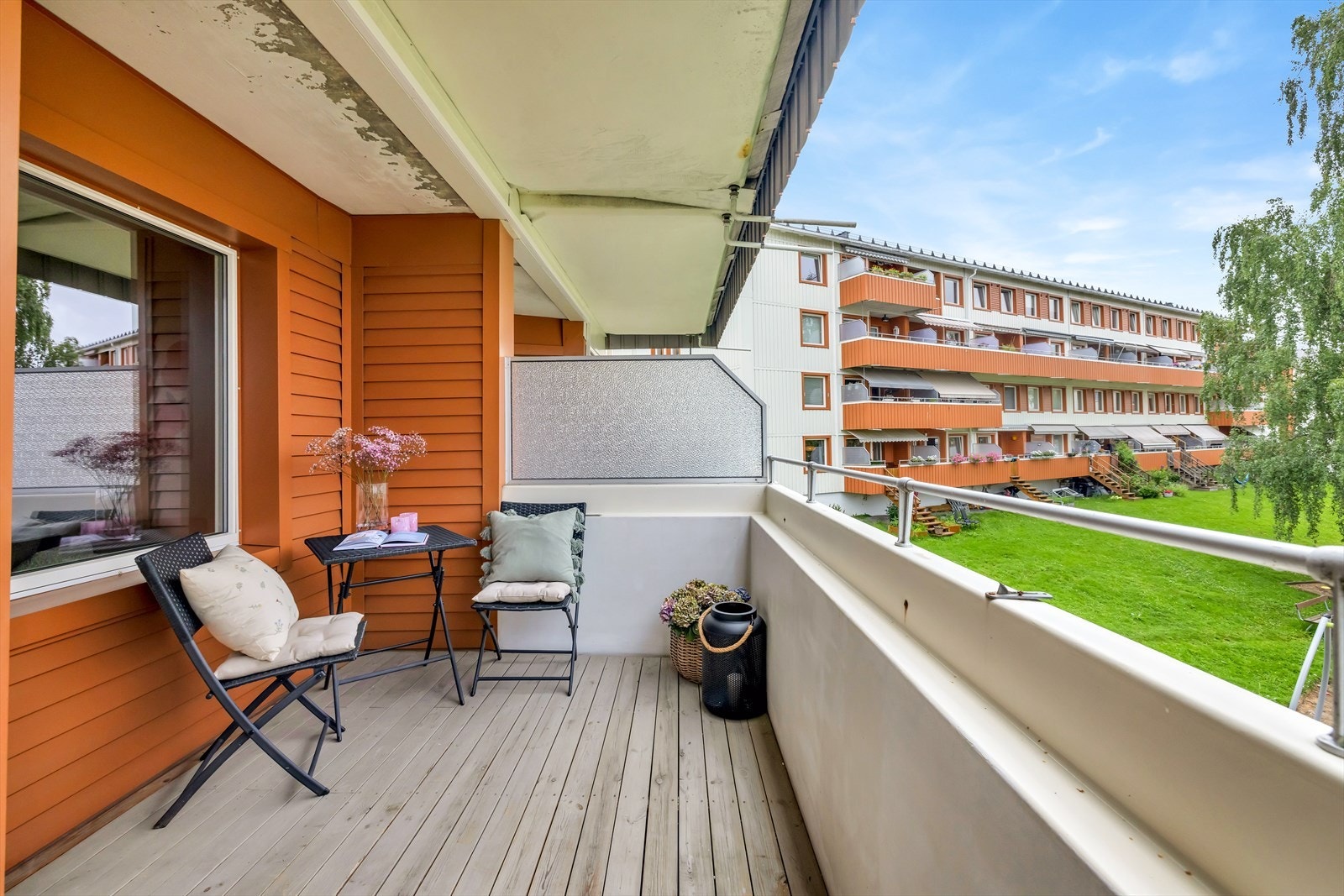 Fra stuen er det utgang til en overbygd balkong 8 kvm mot syd. Galleribilde