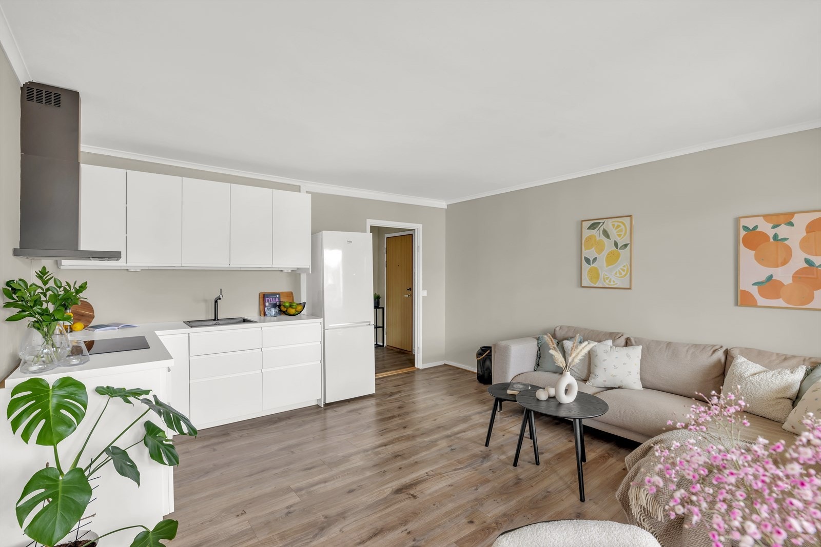 Det er god plass til å møblere med sofa og tilhørende møblement. Galleribilde