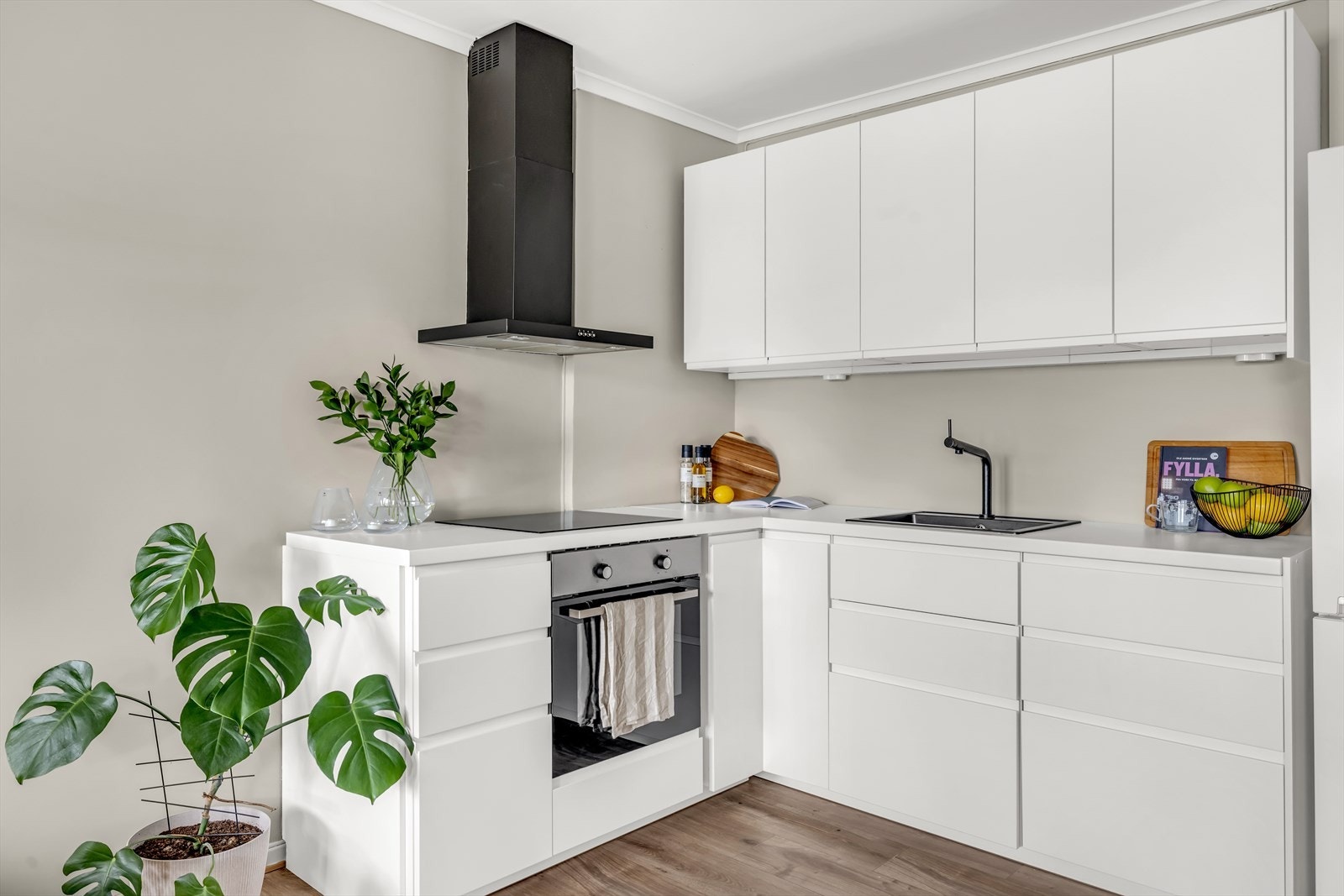 Integrerte hvitevarer som platetopp, stekeovn og oppvaskmaskin. Det følger også med kjøleskap med frysedel. Galleribilde