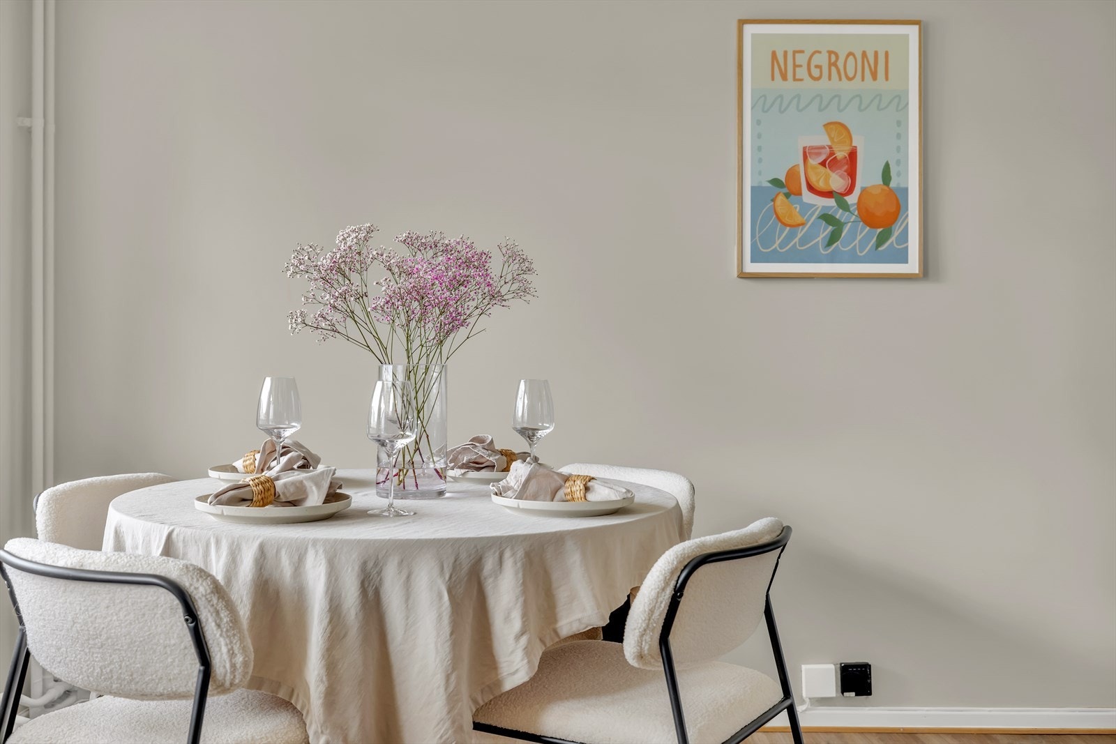 Nymalte flater og laminat på gulv. Galleribilde