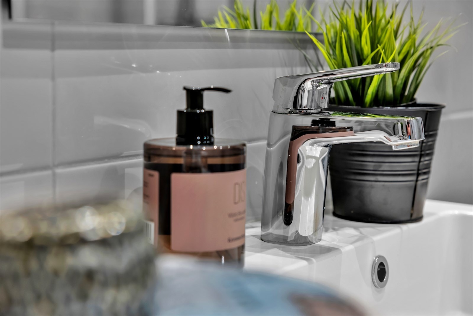 Delikat innredet med tidsriktige fliser, downlights i himling og gulvvarme. Galleribilde