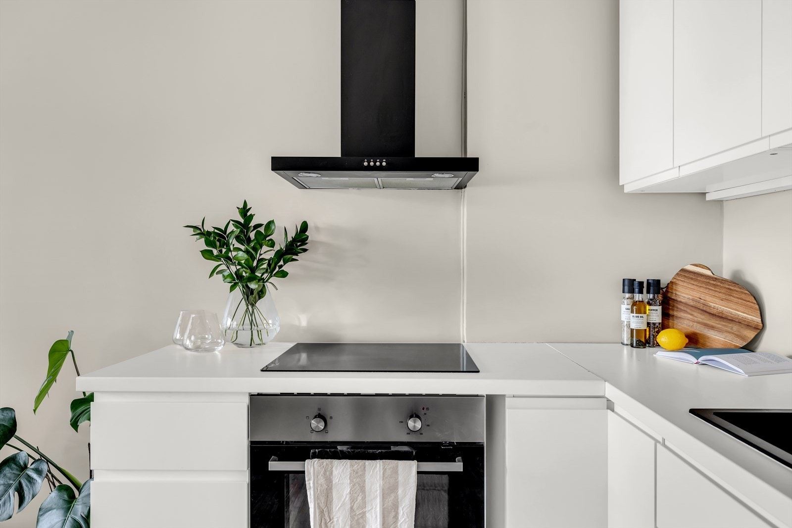 Stilren kjøkkeninnredning som kler resten av rommet godt. Galleribilde