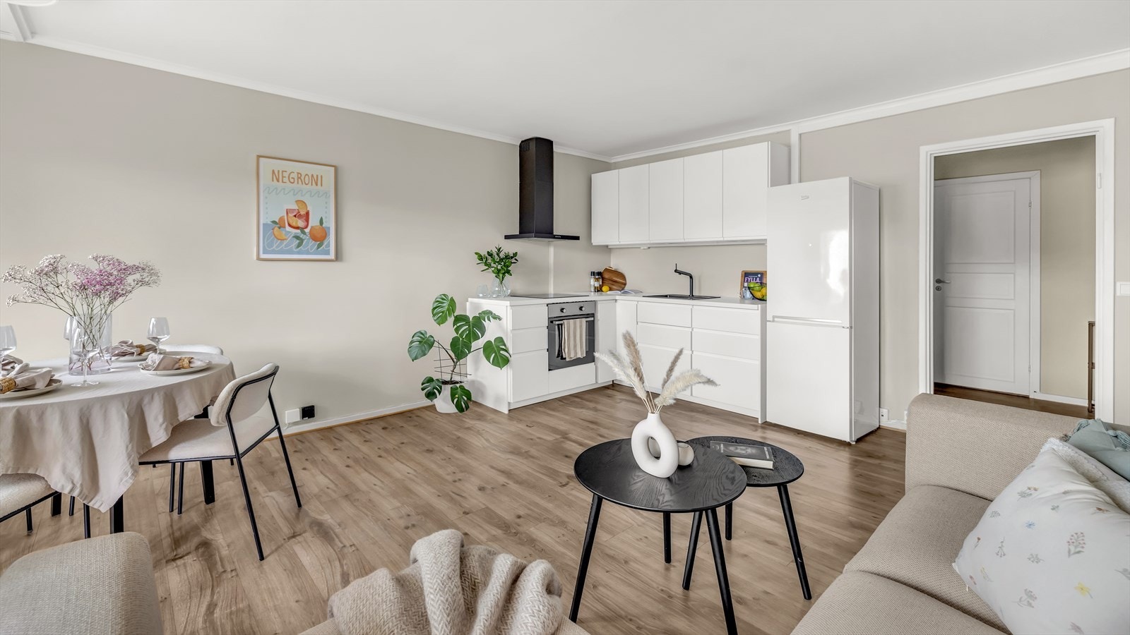 Lys og innbydende stue med åpen løsning mot kjøkkenet. Galleribilde