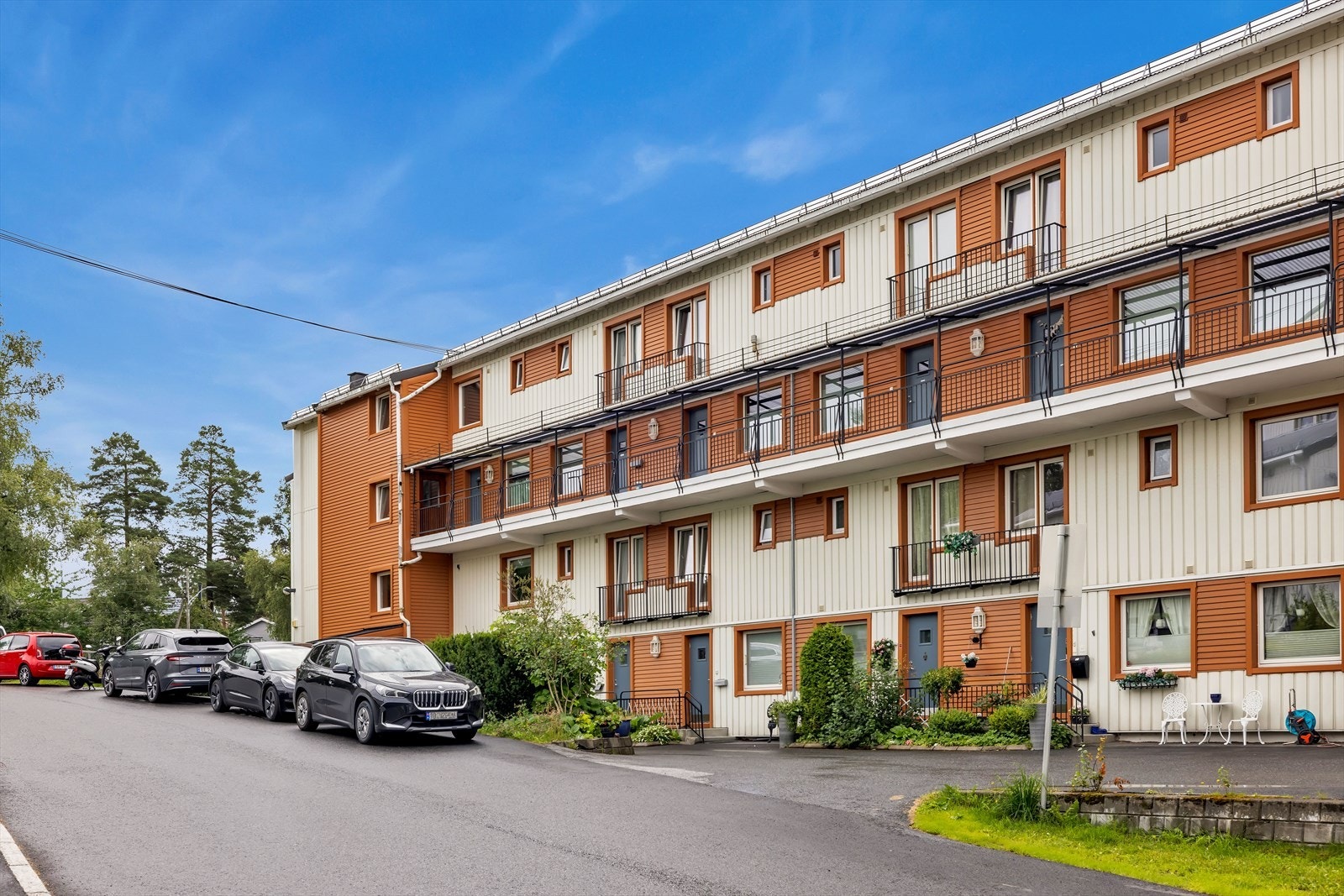 Kombinasjonen av god infrastruktur i nærområdet og nærhet til tur- og rekreasjonsområder gjør dette til et hyggelig sted å bo for folk i alle aldre. Galleribilde