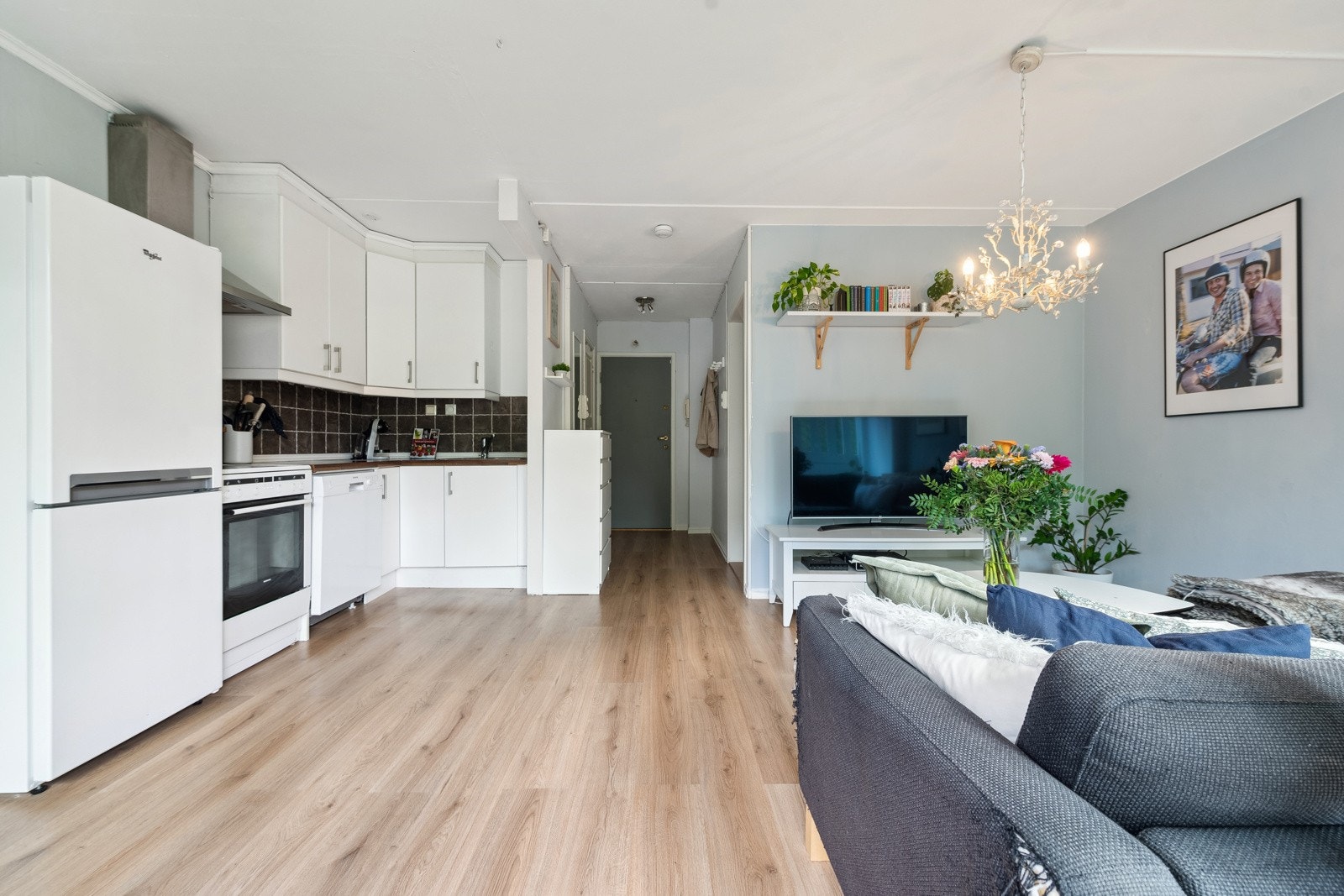 Kjøkken med åpen og sosial løsning mot stue. Galleribilde