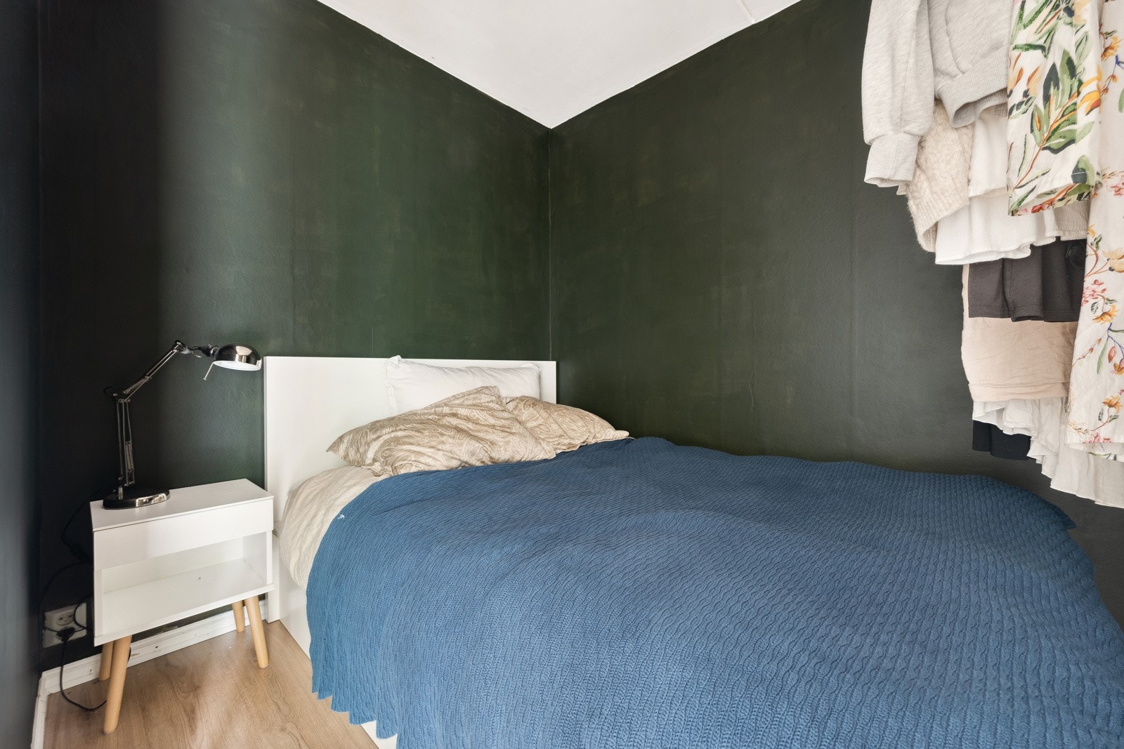 Leiligheten har en hyggelig og praktisk alkove med inngang fra entréen med plass til seng. Galleribilde