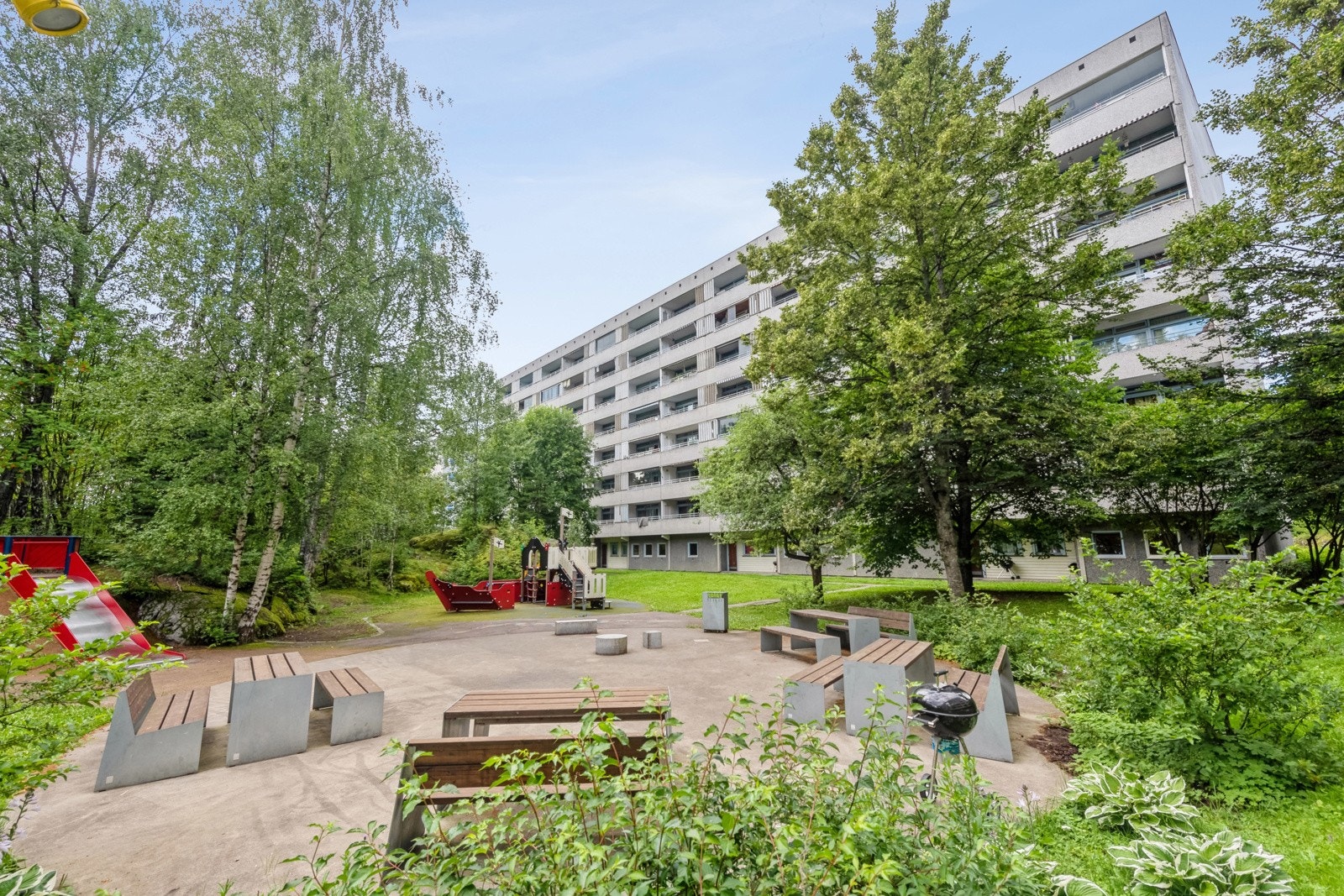 Store friarealer mellom blokkene med bra opparbeidet uteareal som er beplantet og med hageparseller. Lekeplasser og muligheter for å sitte ute på fellesområder. Galleribilde