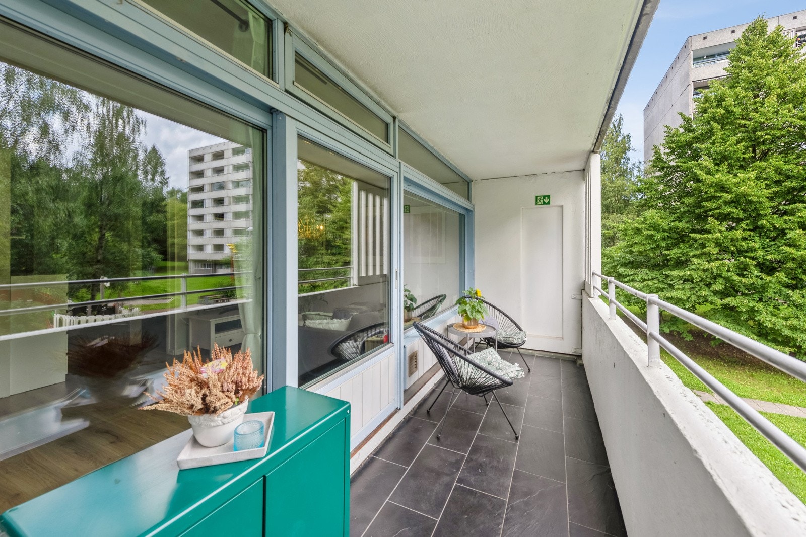 Fra stuen er det utgang til balkong med god plass til utemøbler. Galleribilde