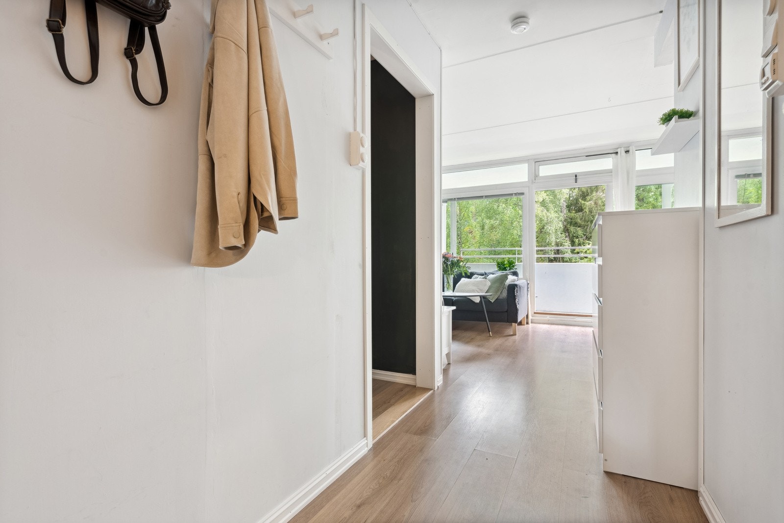 Leiligheten har en lys entré, med plass til å henge fra seg yttertøy. Galleribilde
