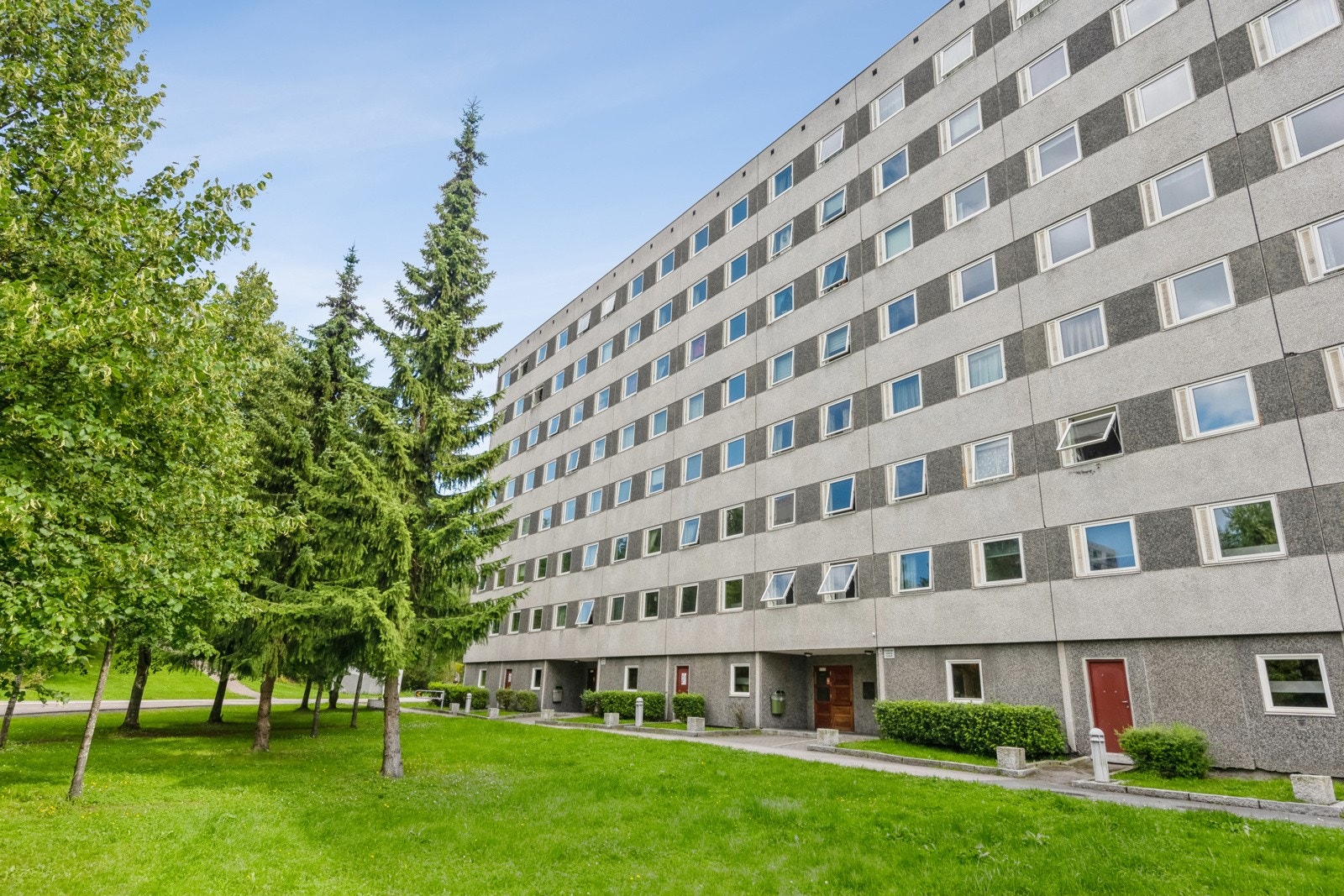 Eiendommen ligger i et etablert boligområde på Haugenstua. Galleribilde