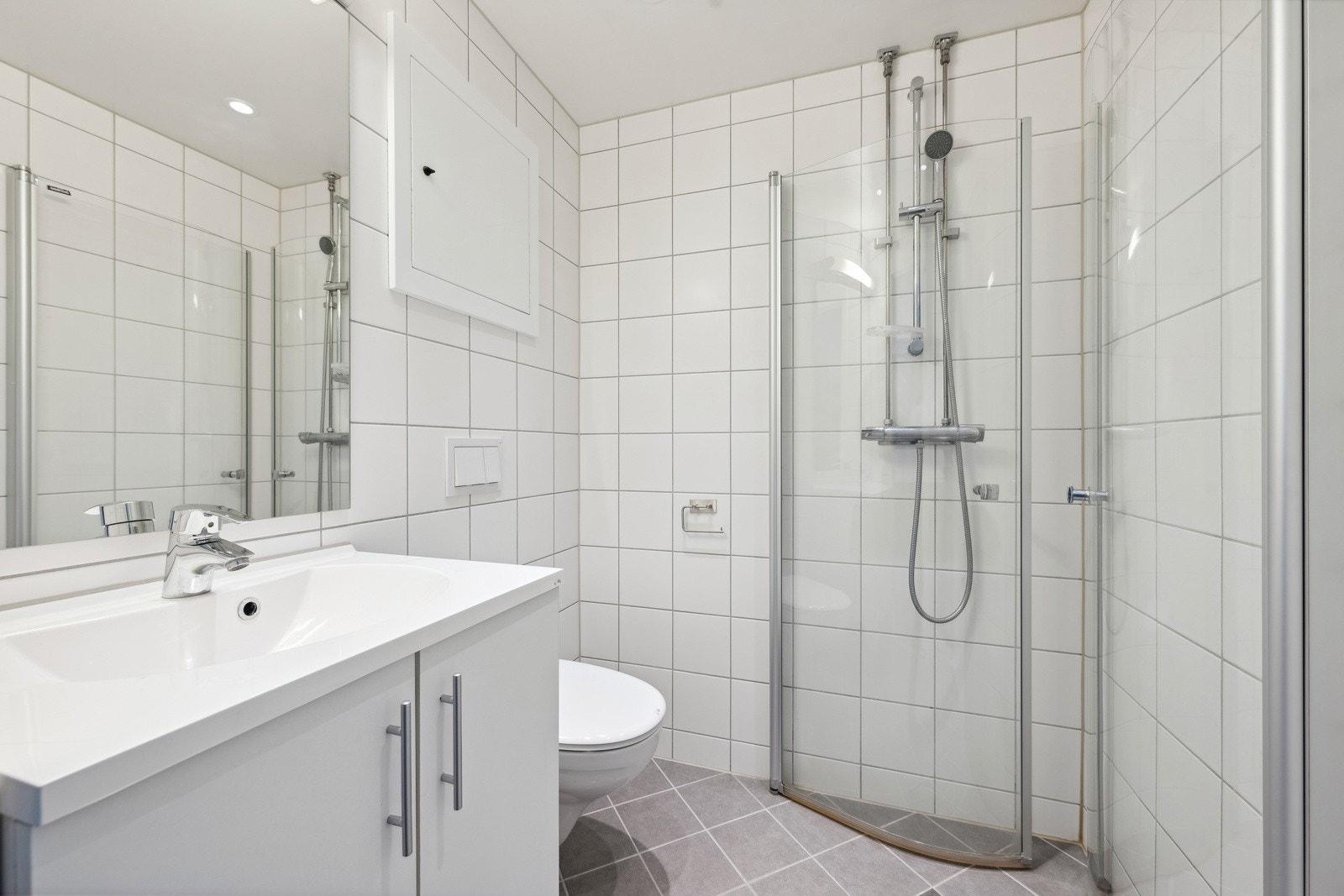 Pent flislagt bad rehabilitert i regi av borettslaget i 2018. Flislagt gulv med varme og flislagte vegger. Det er opplegg til vaskemaskin på badet. Galleribilde