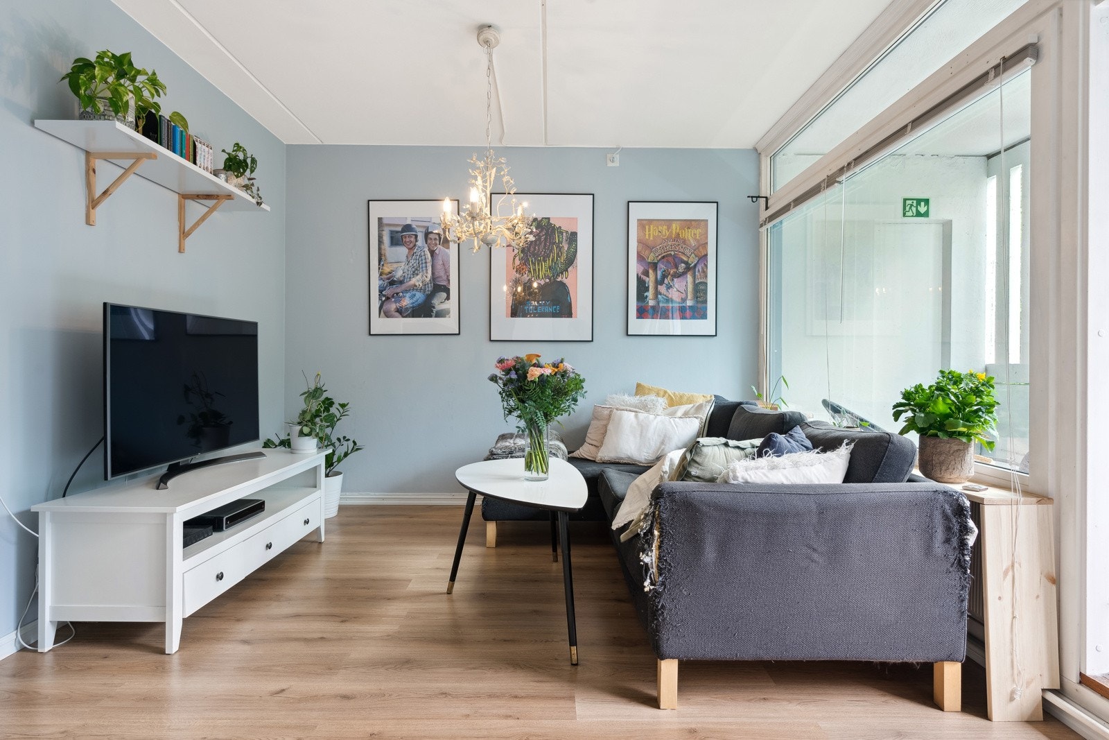 Stuen er lys med god plass til sittegruppe og tilhørende møblement. Galleribilde