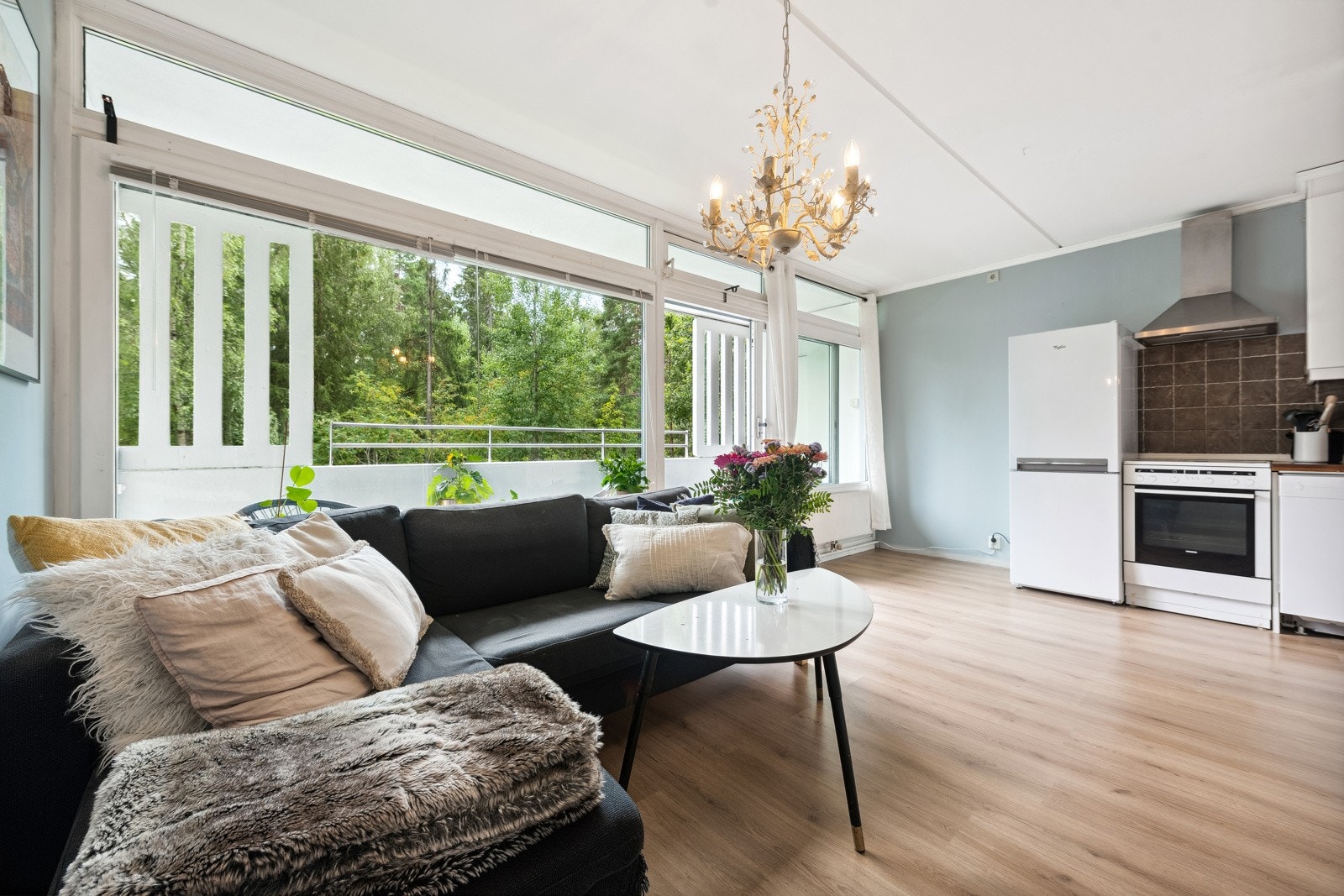 De store vindusflatene gir godt med lysinnslipp og skaper en fin atmosfære og romfølelse i leiligheten. Galleribilde