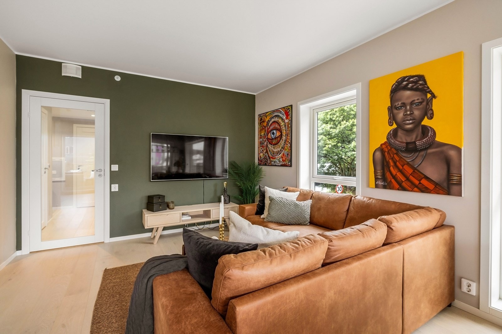 Stuen holder et moderne utrykk med listefri overgang mellom tak og vegg. Galleribilde