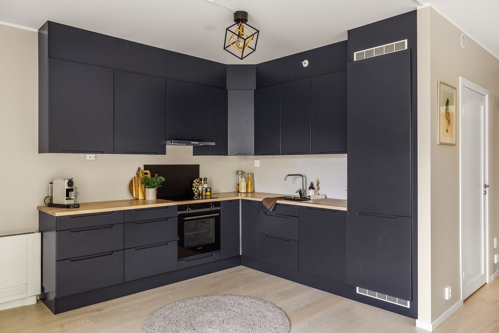 Leiligheten har balansert ventilasjon med varmegjenvinning, hvor konvektor er plassert på kjøkken. Galleribilde