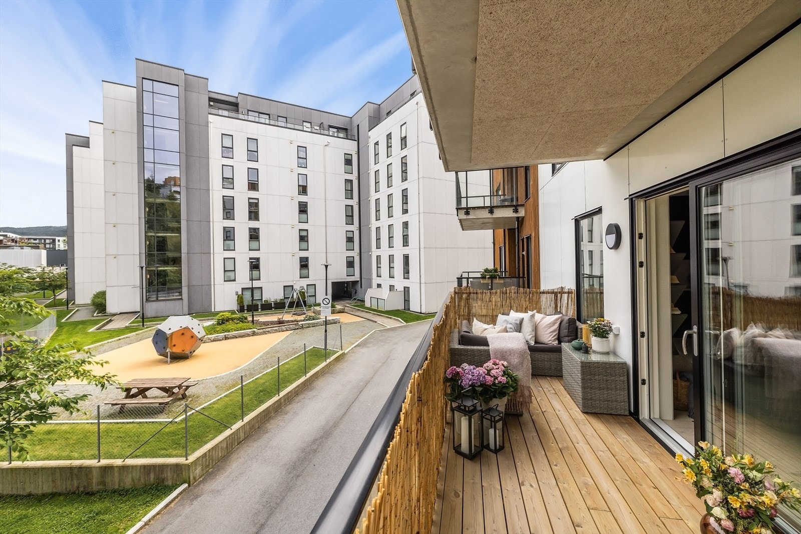 Størrelsen på altanen gjør det enkelt å møblere med utemøbler, beplantning og grill. Galleribilde