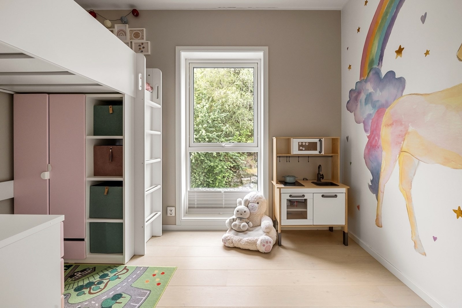 Leilighetens andre soverom er også av svært god størrelse med gode vindusflater og møbleringsmuligheter. Galleribilde