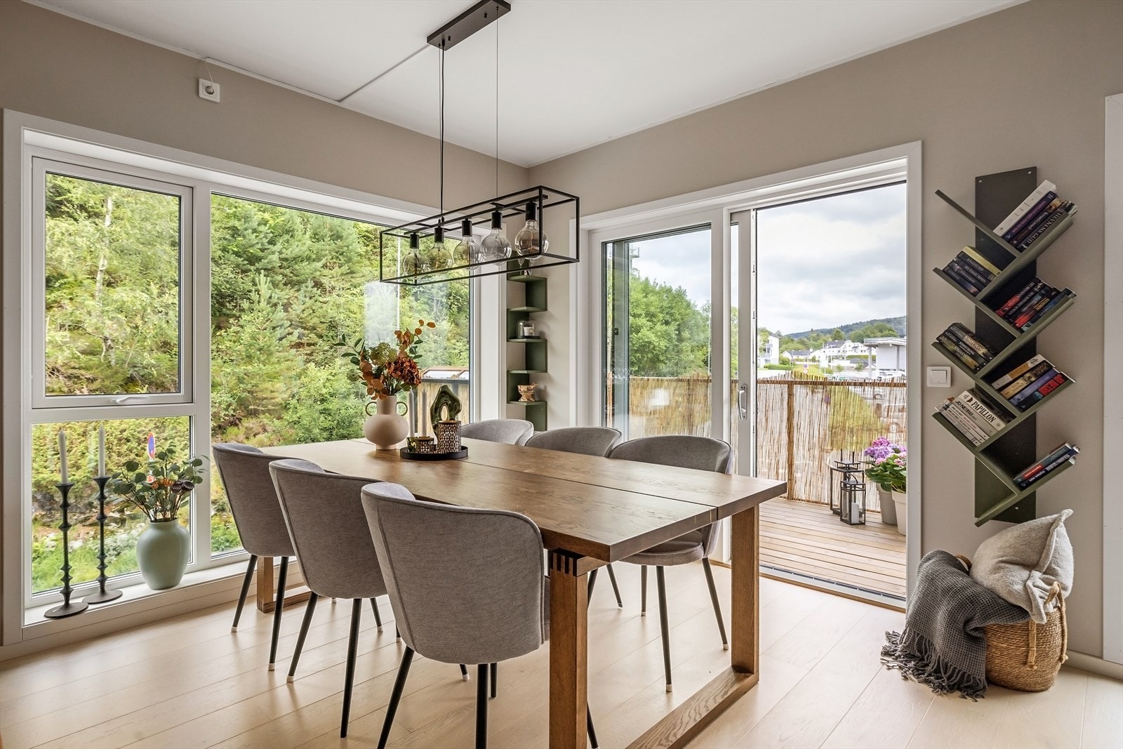 Fra stuen har man utgang til flott altan på hele 11 m² med svært gode sol- og utsiktsforhold. Galleribilde