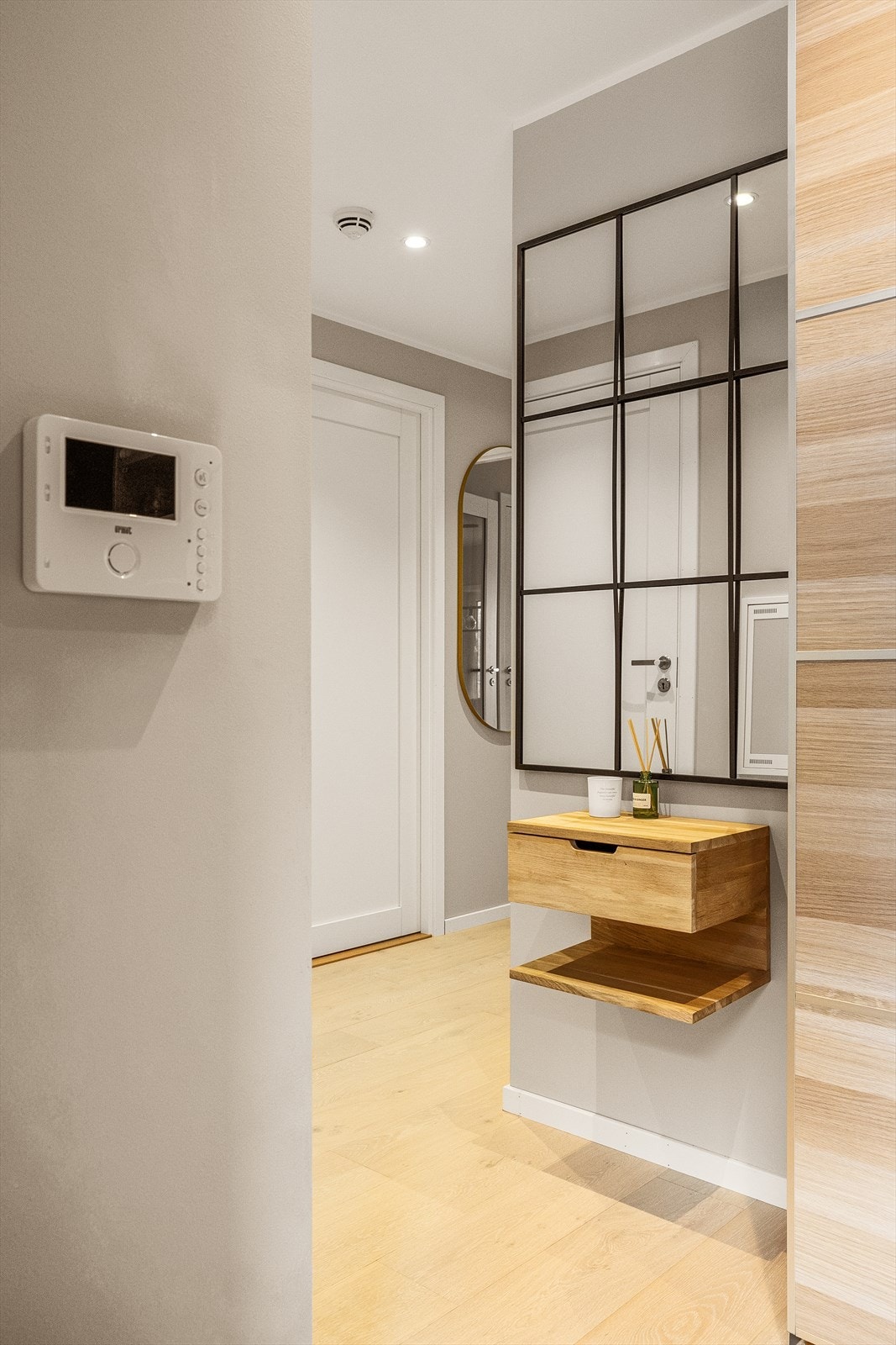 Fra entréen har man tilkomst til samtlige rom i leiligheten med god takhøyde og lysmalte vegger - Velkommen inn! Galleribilde