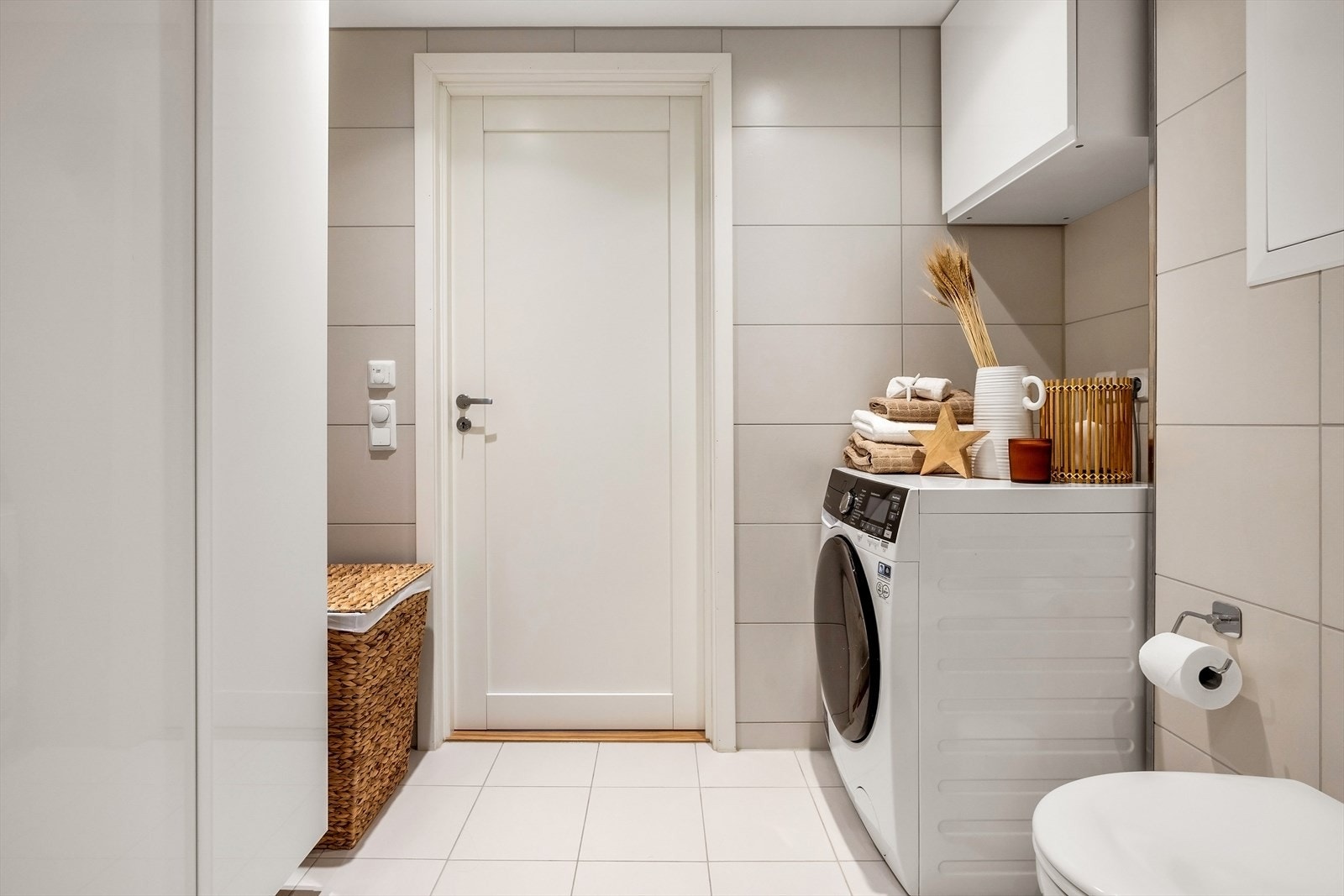 Videre har badet opplegg for vaskemaskin, samt innfelte spotter i himling. Galleribilde