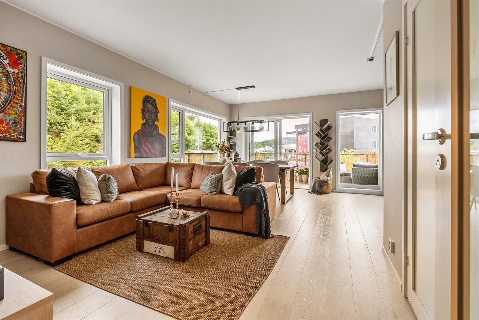 Stuen er av svært god størrelse, som enkelt lar seg møblere i ulike soner med plass til både sofagruppe og spisegruppe. Galleribilde