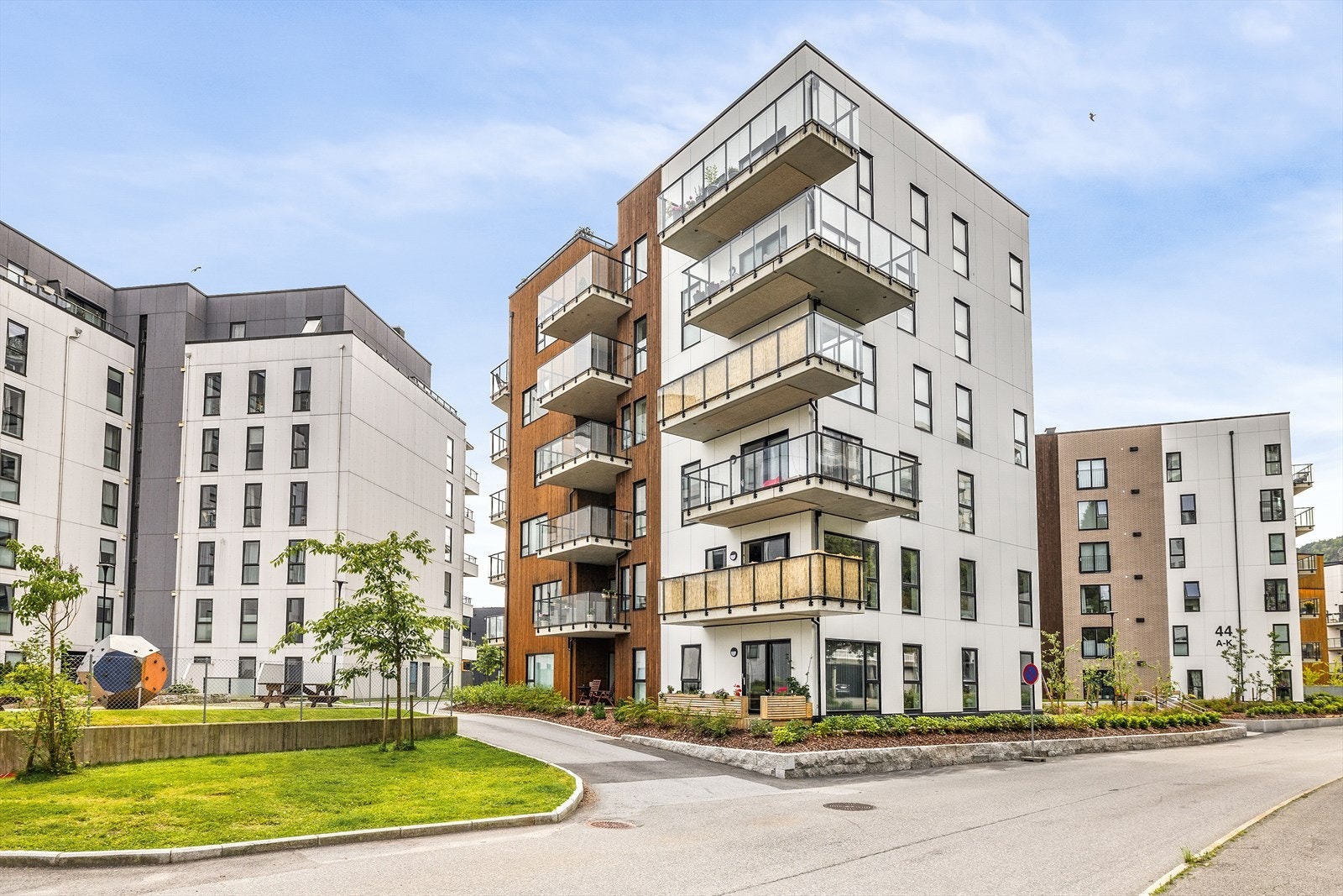 Tilhørende leiligheten er én ekstern bod, samt fast parkering i fellesanlegg. Galleribilde