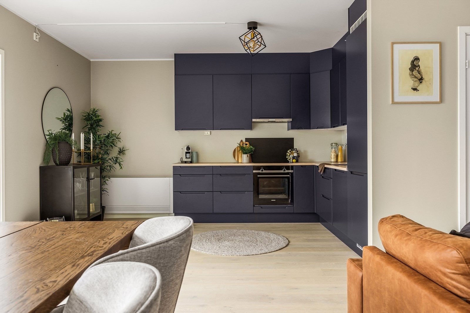 Kjøkkenet er lekkert utført med mørke fronter og laminat benkeplate. Galleribilde