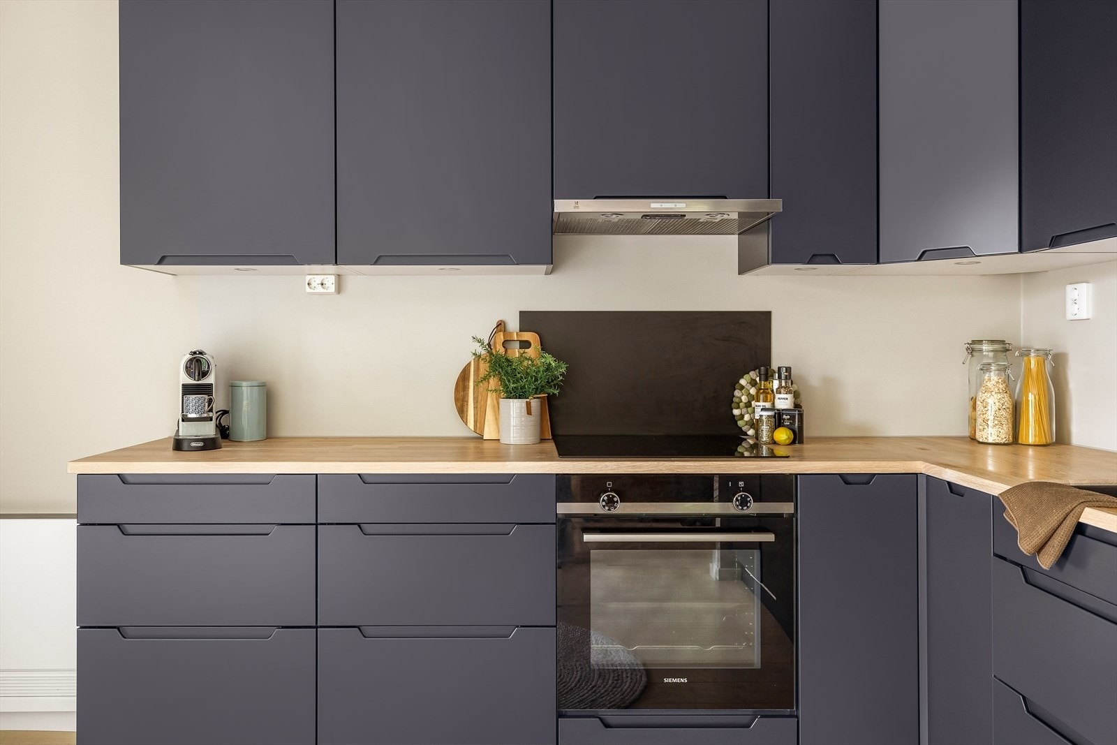 Videre har kjøkkenet integrerte hvitevarer og rikelig med skap- og benkeplass - perfekt for hobbykokken! Galleribilde