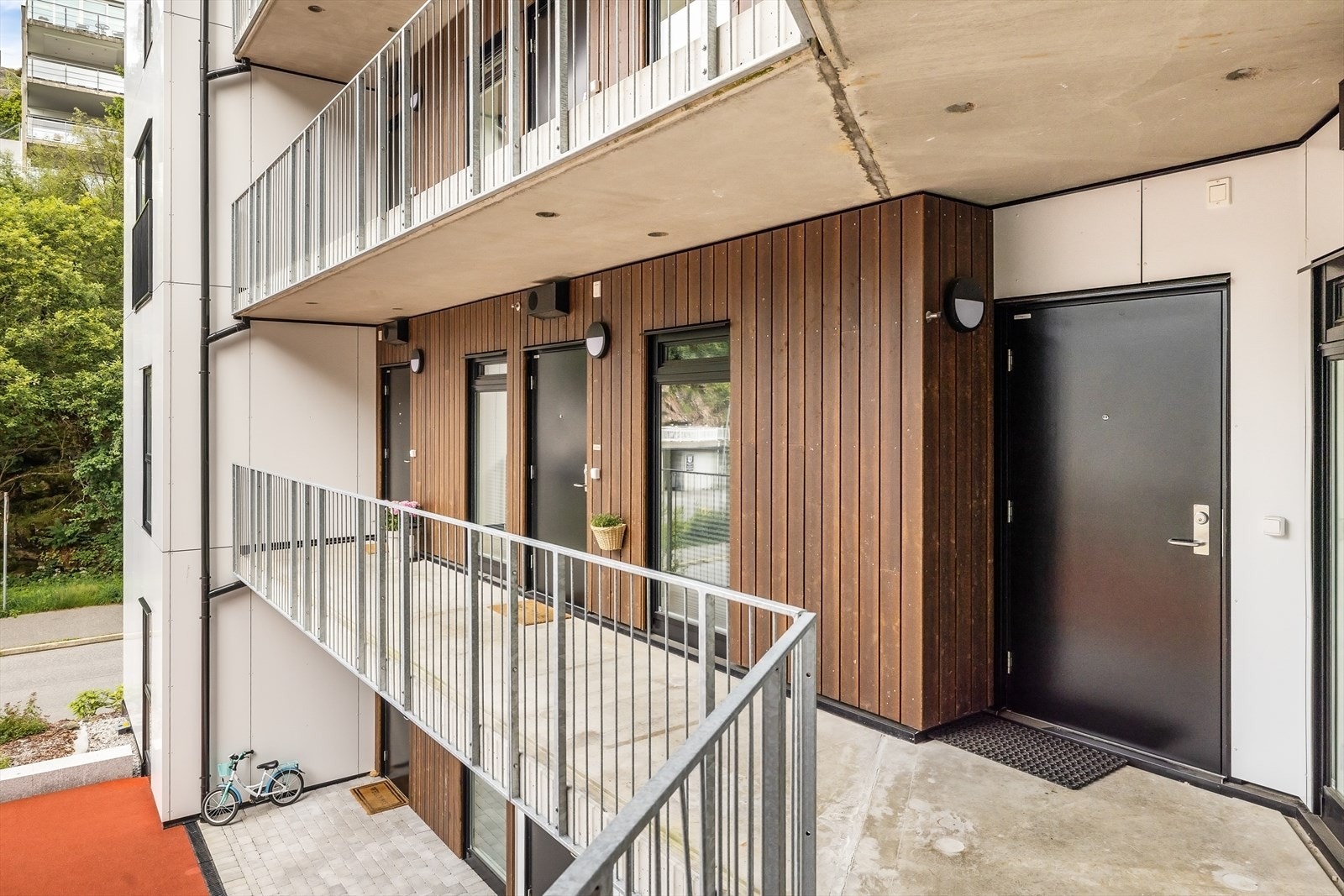 Inngangspartiet er overbygget og holder samme moderne utrykk som leiligheten for øvrig. Galleribilde