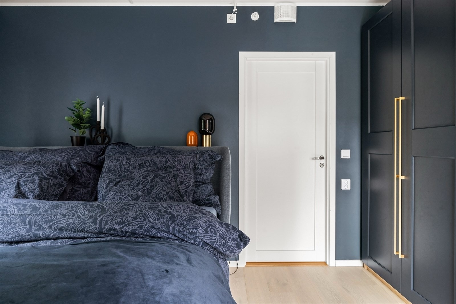 Hovedsoverommet er av svært god størrelse med plass til ønsket dobbeltseng og nattbord. Galleribilde