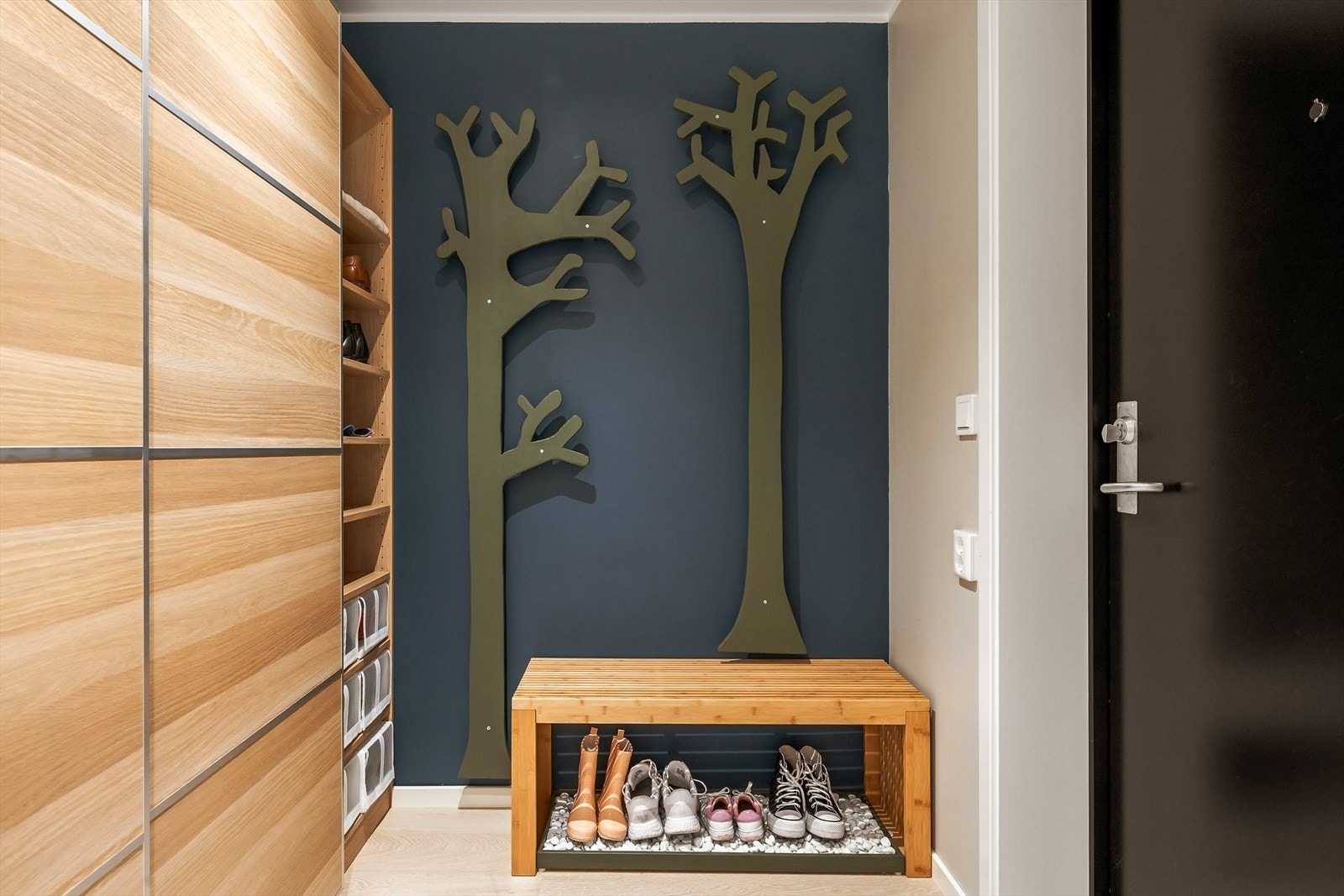 Du møtes velkommen av en lys og åpen entré med gjennomgående 1-stavs eik parkett på gulv. Galleribilde