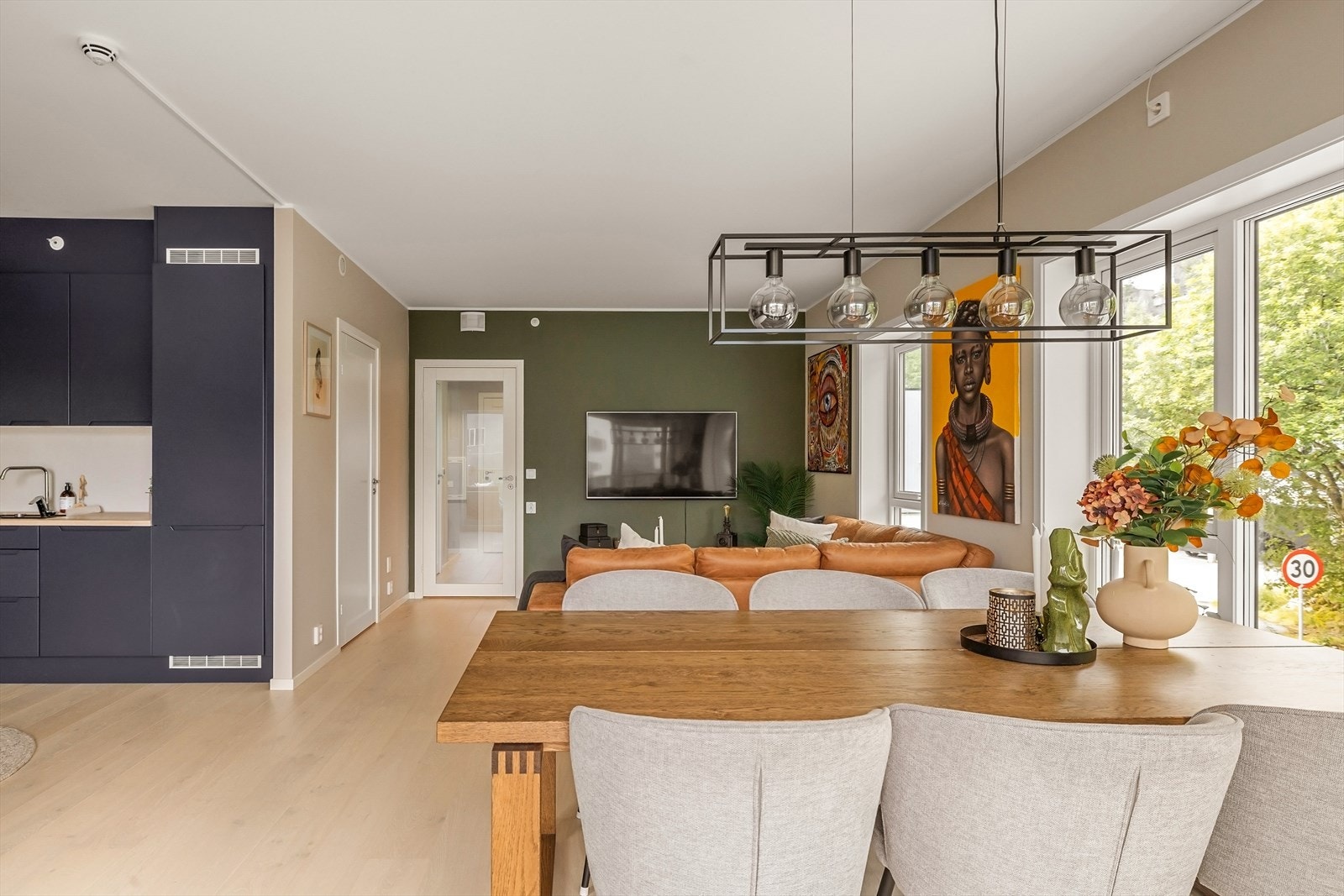 Stuen ligger i åpen løsning til kjøkkenet som bidrar til at rommet føles mer åpent og sosialt. Galleribilde