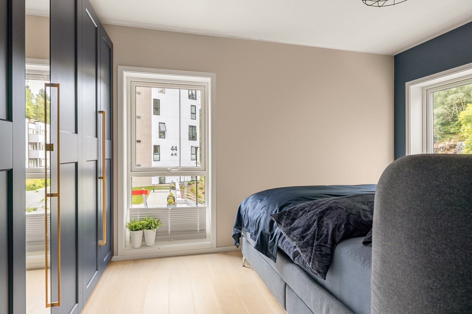 Videre har rommet stor plassbygget garderobeløsning og rikelig med naturlig lys gjennom vindusflatene. Galleribilde