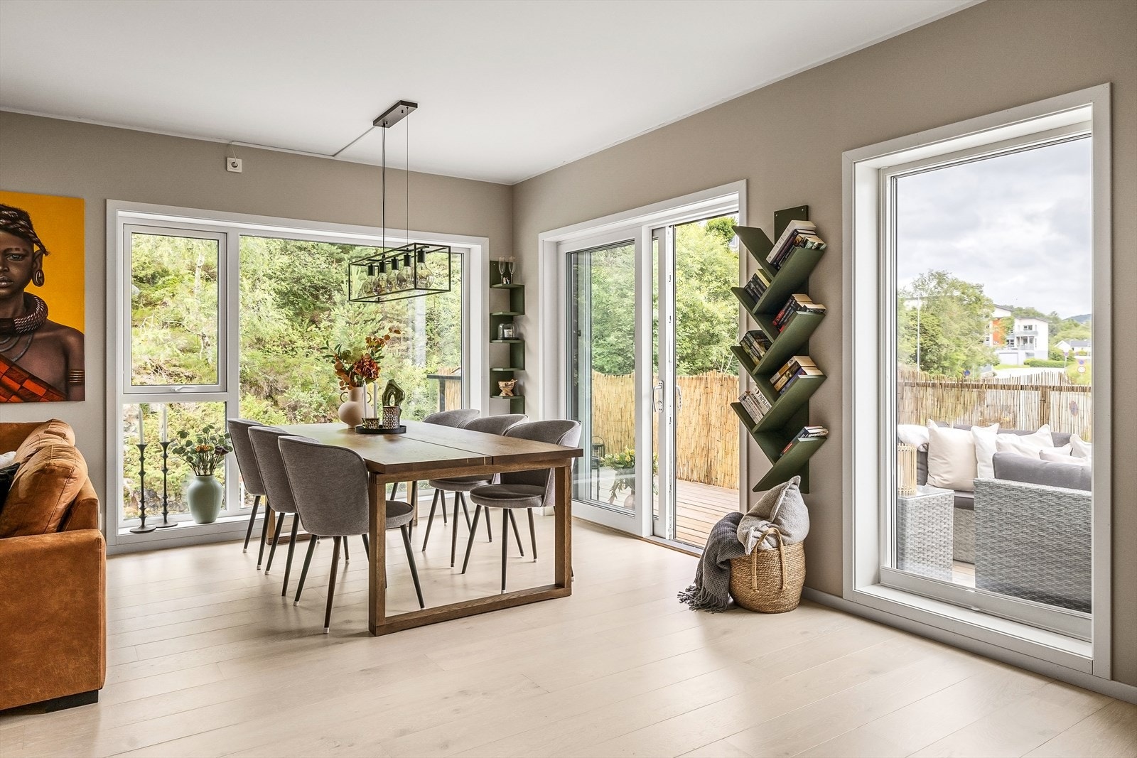 Vi har gleden av å presentere en lekker 3-roms leilighet med moderne kvaliteter og suveren beliggenhet like ved Horisont. Galleribilde