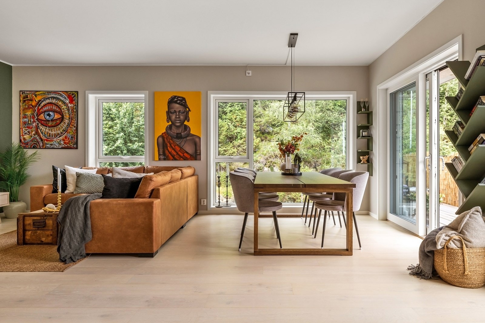 Videre har stuen store vindusflater som sikrer en lys og romslig atmosfære. Galleribilde