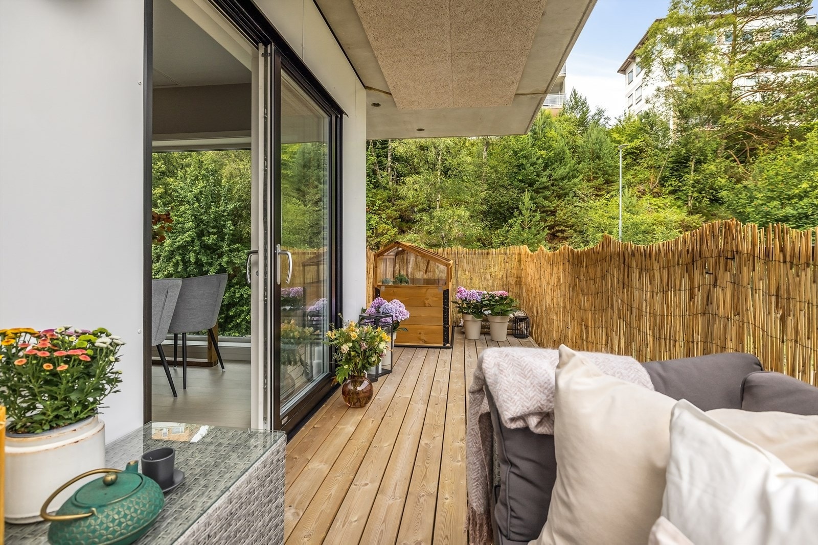 Altanen er delvis overbygget, og kan fint brukes på solfylte dager med lettere regn. Galleribilde