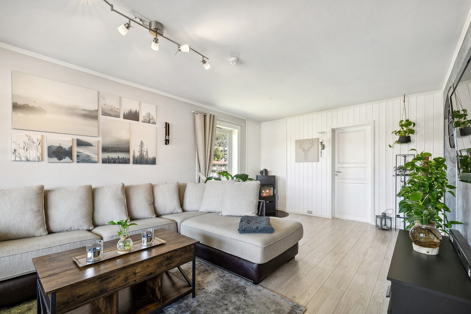 Lys stue med koselig vedovn. Galleribilde
