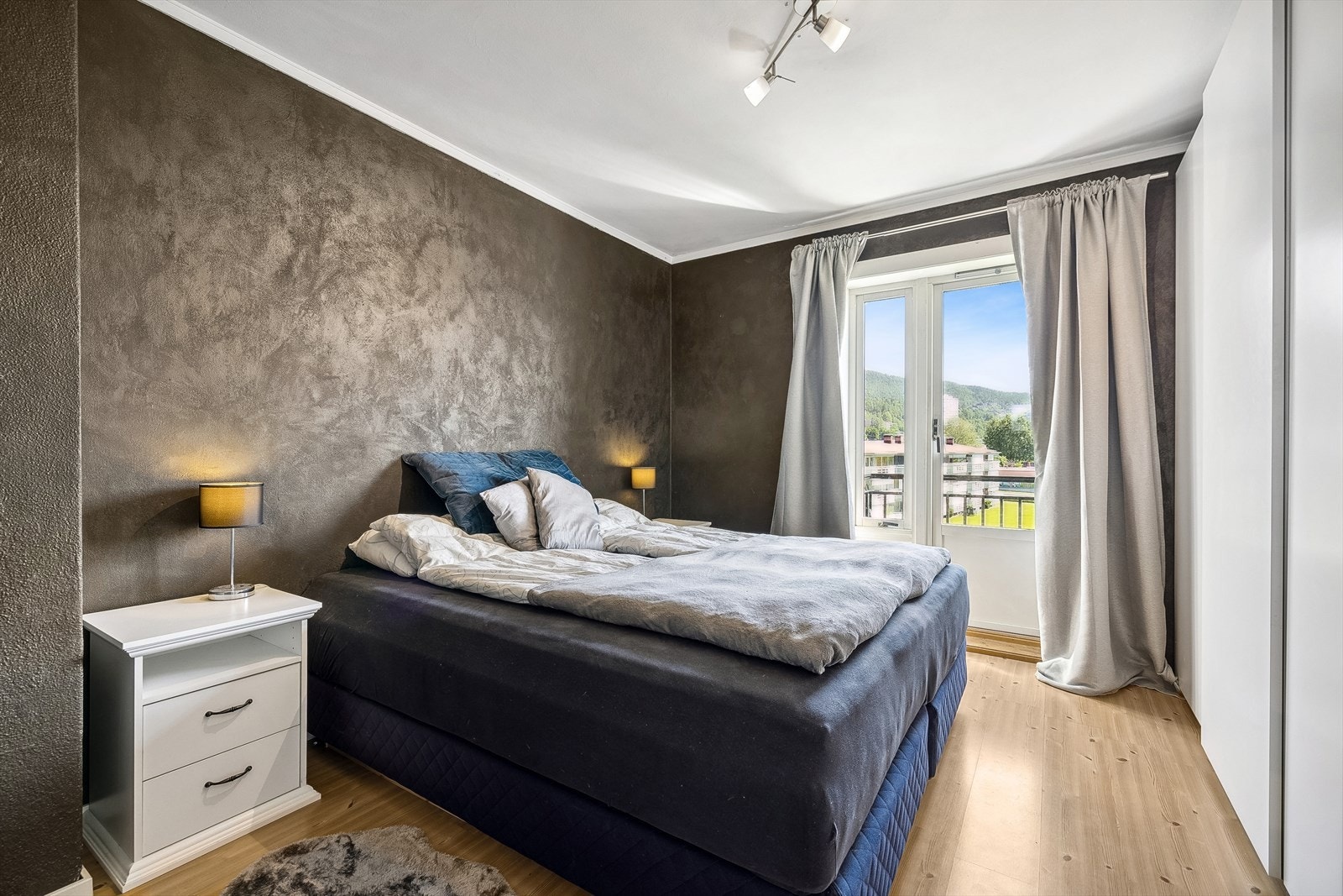 Hyggelig soverom med stor skyvedørsgarderobe. Galleribilde
