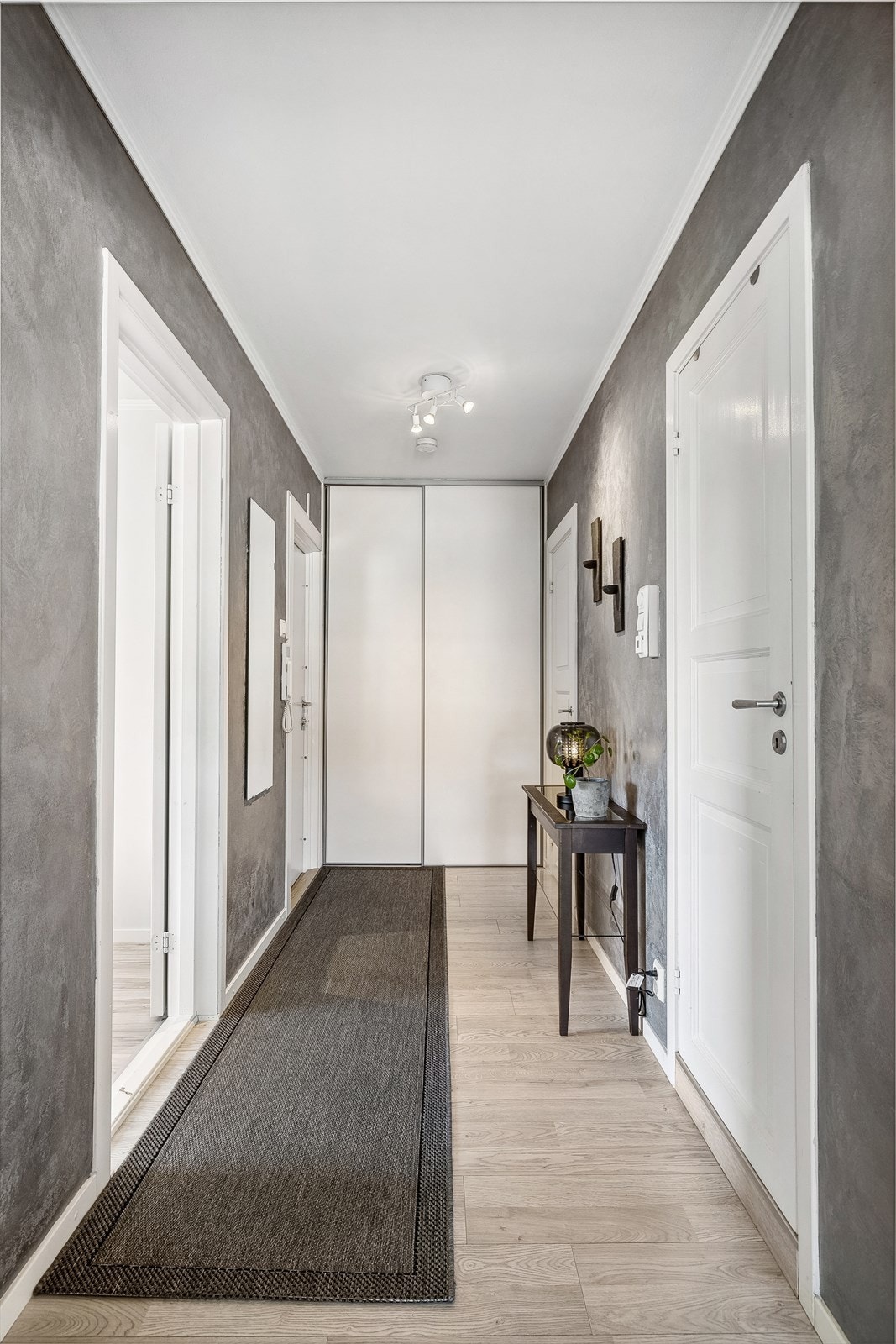 Romslig entré med stor skyvedørsgarderobe. Galleribilde