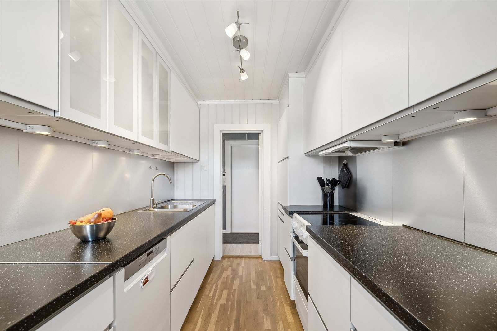 God med benkeplass, komfyr med platetopp, oppvaskmaskin, kjøleskap og fryser. Galleribilde