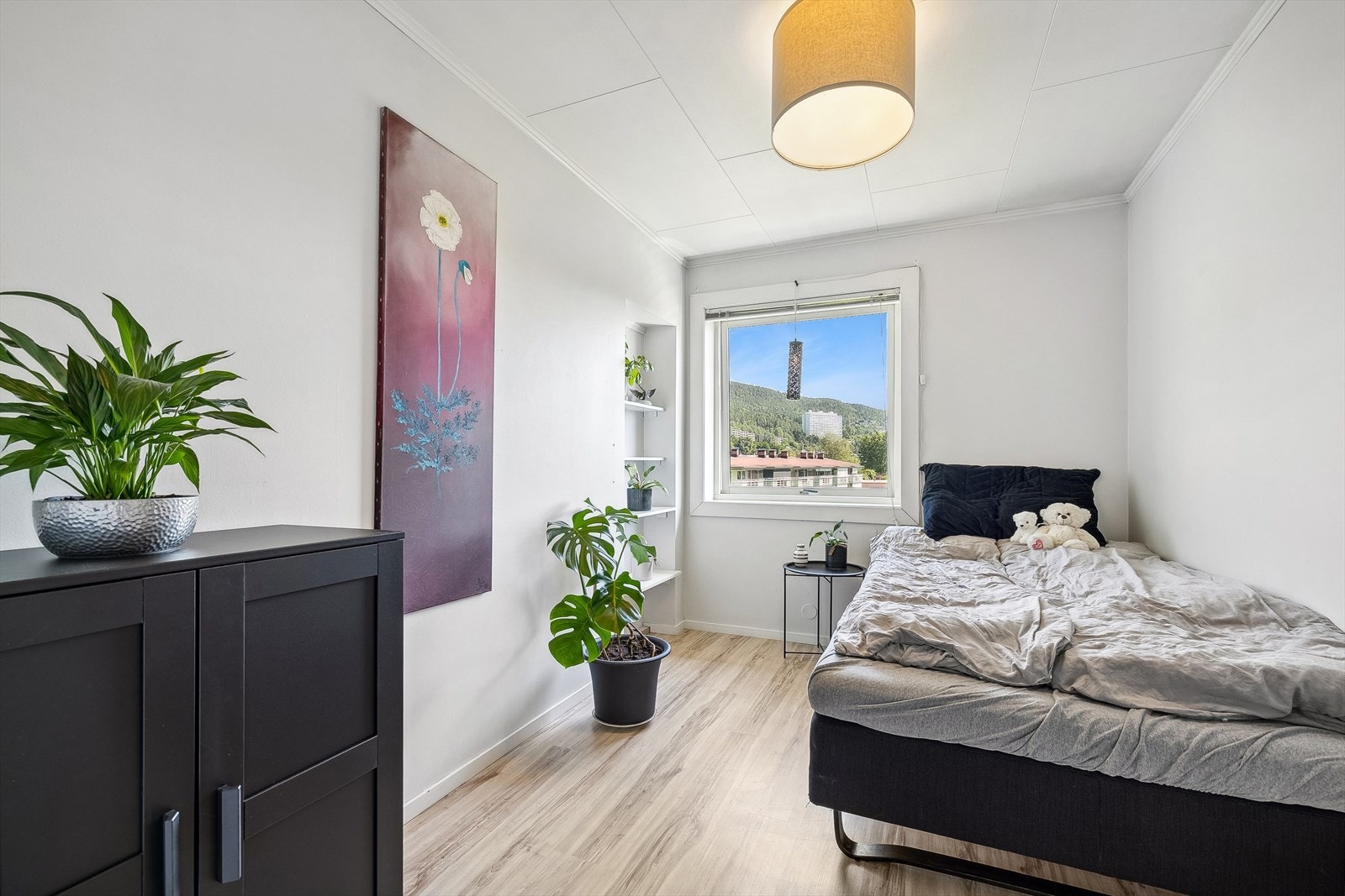 Soverom to med plass til både stor seng og garderobeløsning. Galleribilde