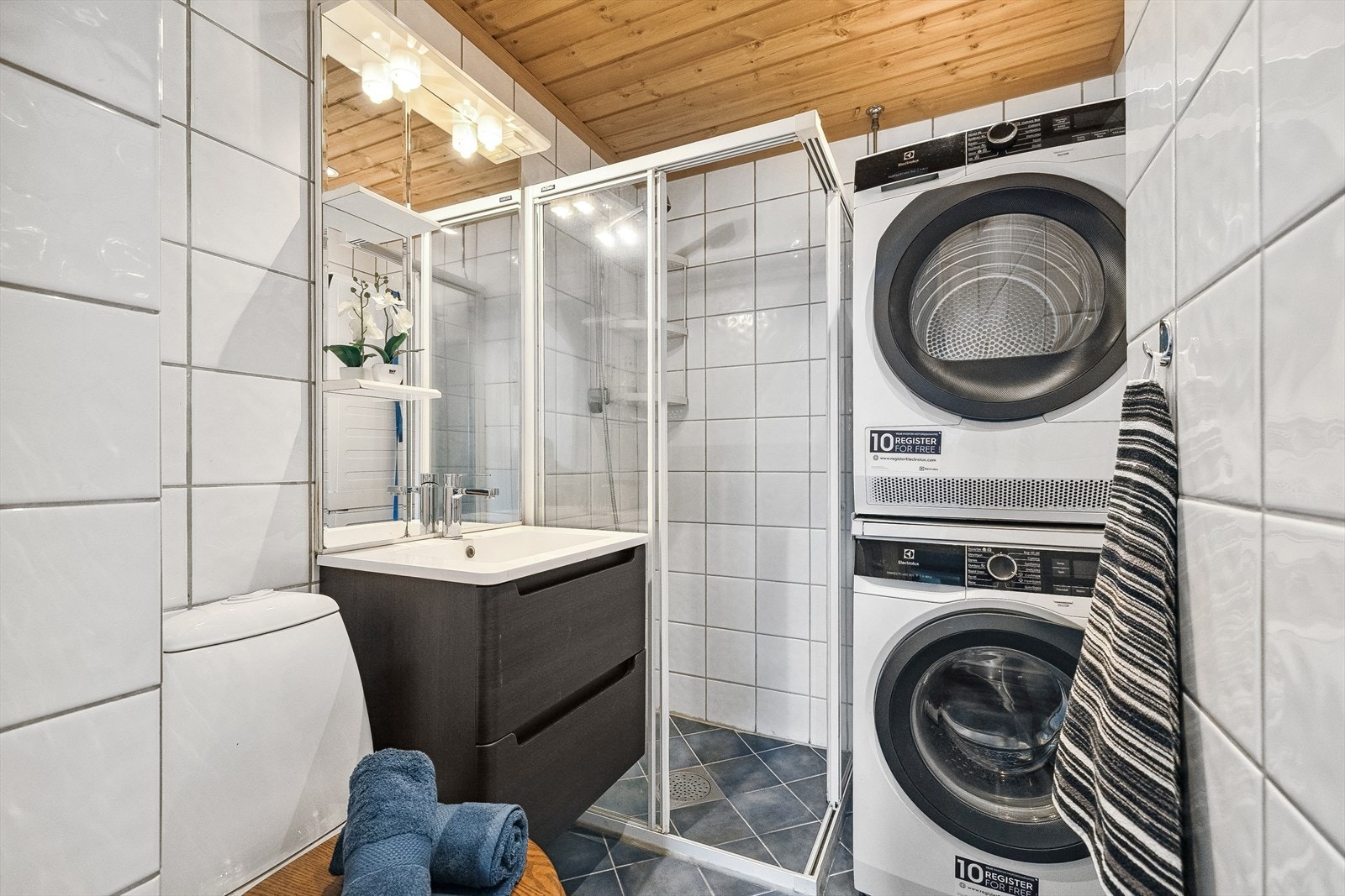 Elektriske varmekabler i gulv, og plass til både vaskemaskin og tørketrommel i høyden. Galleribilde