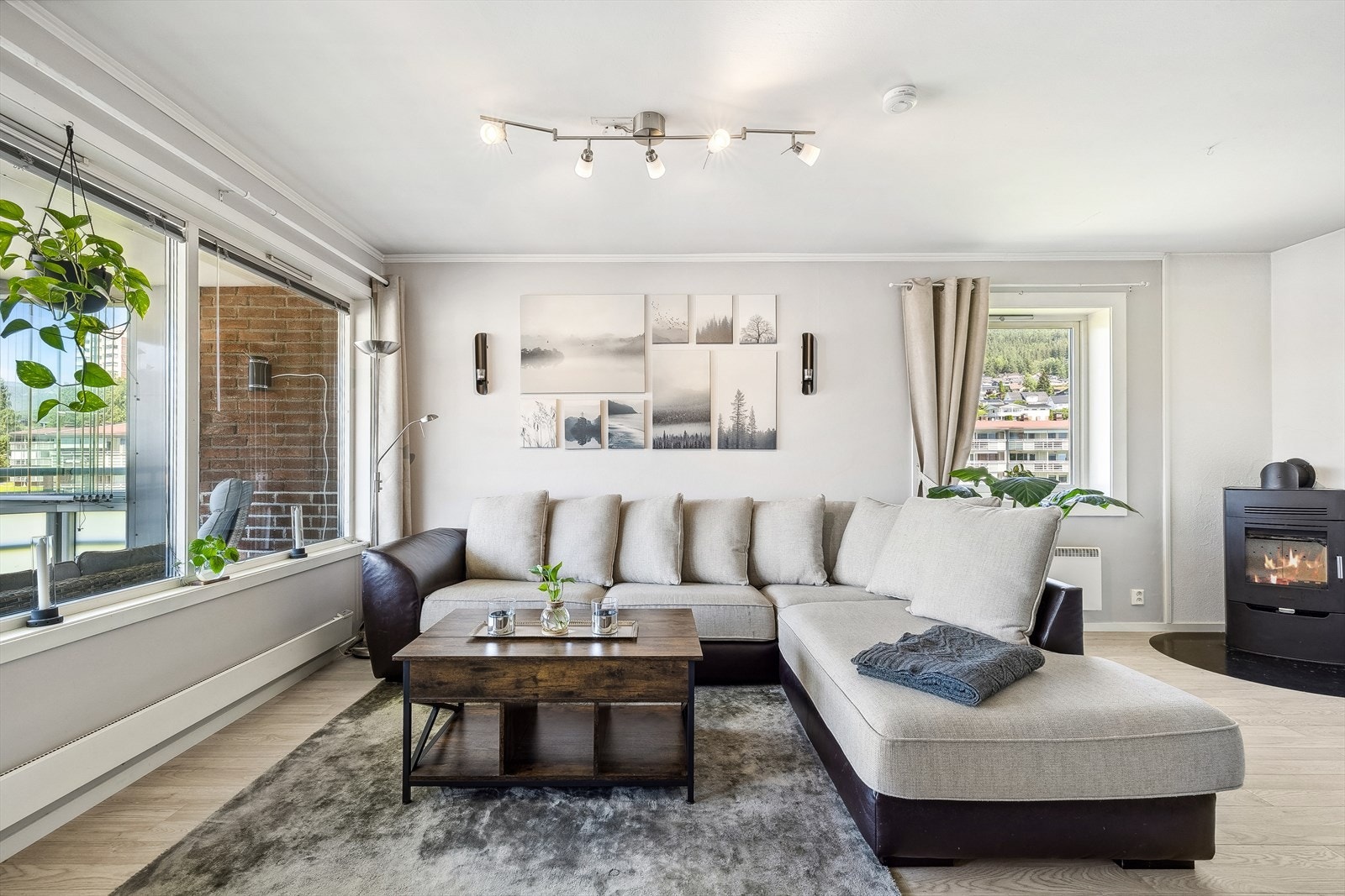 Store vindusflater som slipper mye naturlig lys inn i boligen. Galleribilde