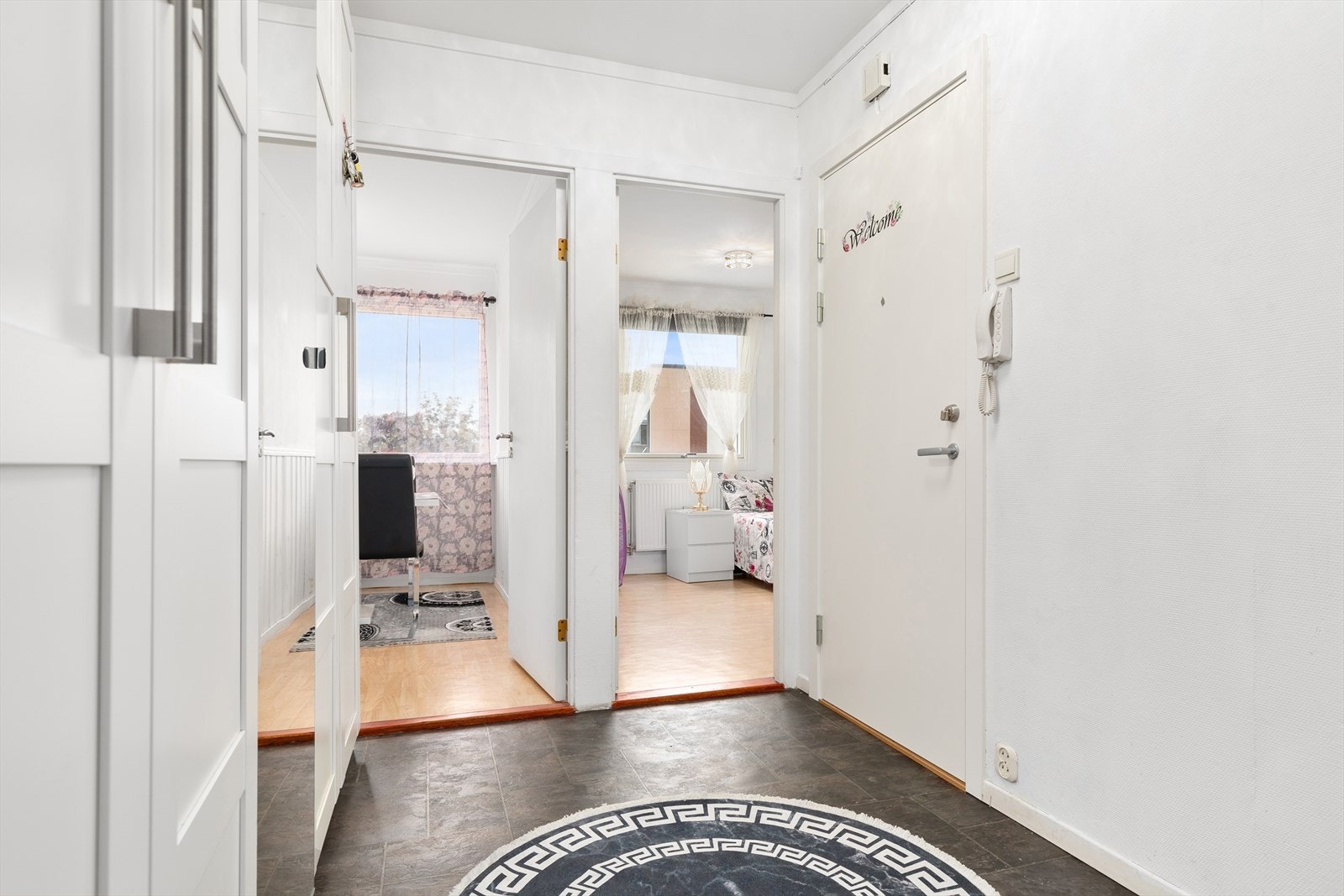 Innbydende entré/gang med god oppbevaringsplass i garderobeskap Galleribilde