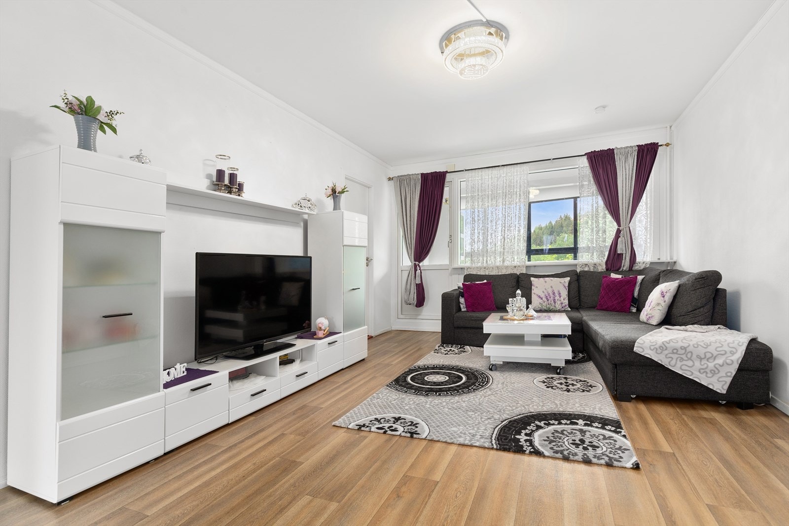 Dette er en pen 3-roms andelsleilighet i 2. etasje i populær lavblokk på Fjell Galleribilde