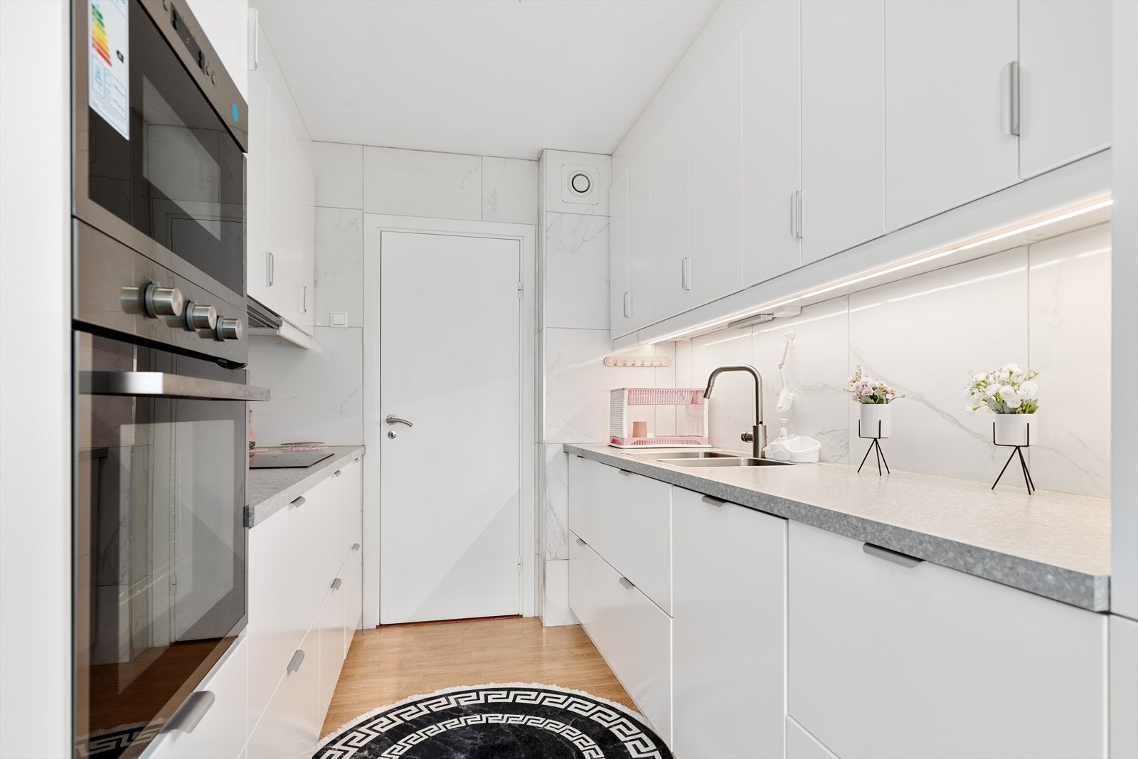 Flott kjøkkeninnredning bestående av over- og underskap samt skuffer Galleribilde