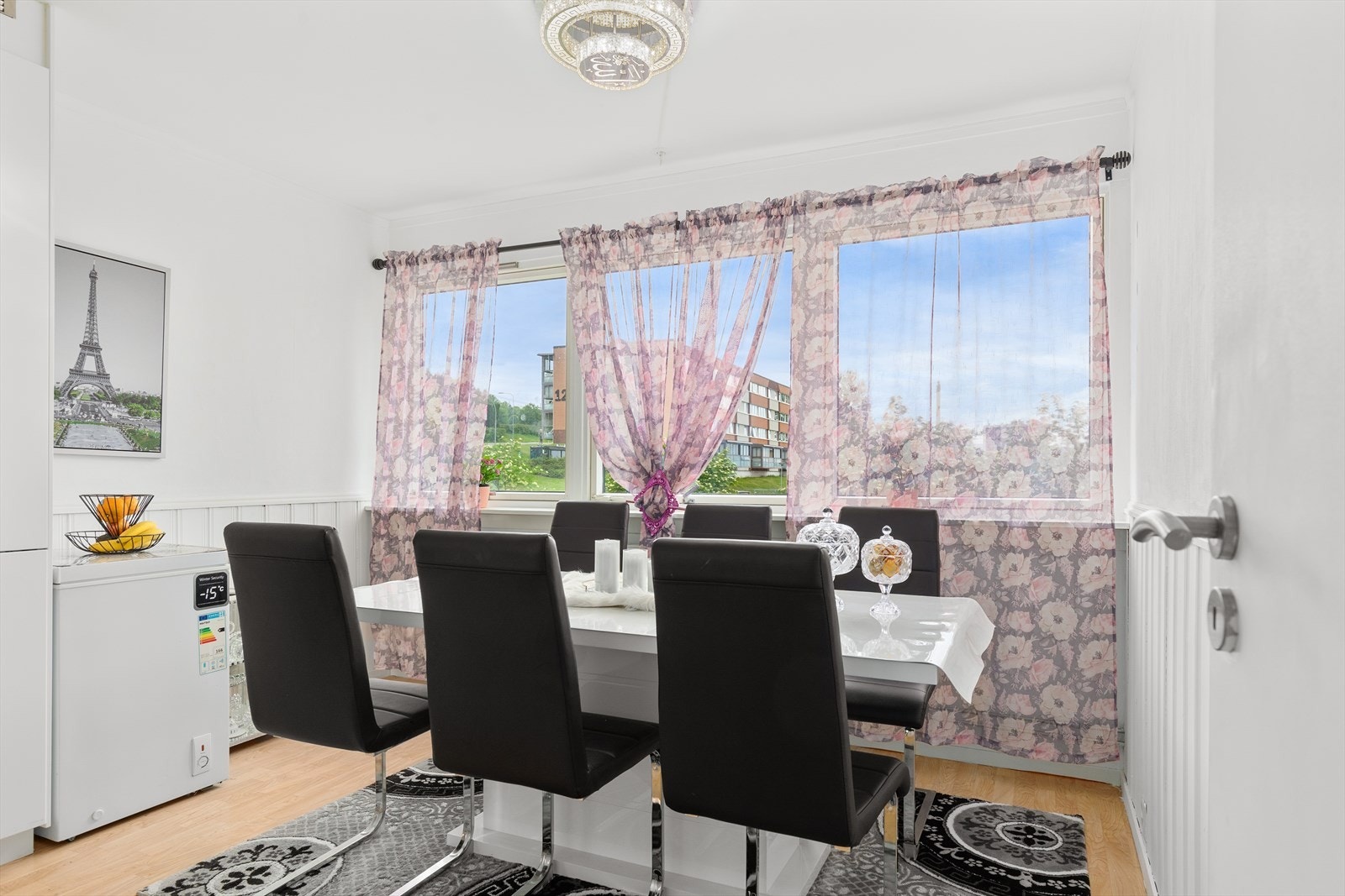 Spisestuen har mye naturlig lysinnslipp Galleribilde